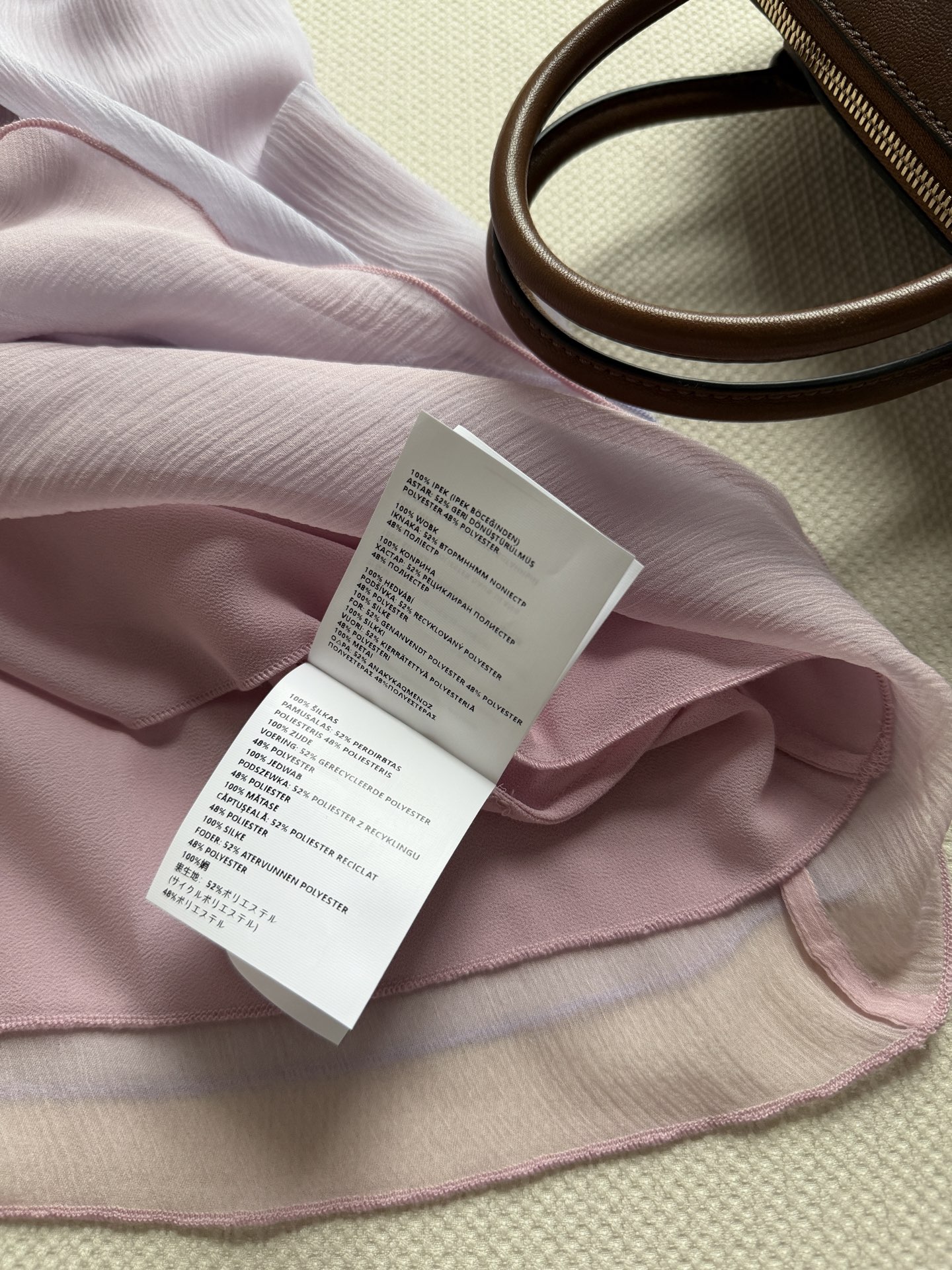 𝐌𝐢𝐮𝐌𝐢*🆕26new🪄桃粉色桑蚕丝花边吊带背心裙👛垂感无敌的轻薄桑蚕丝材质制成，胸前白色花边设计呈现