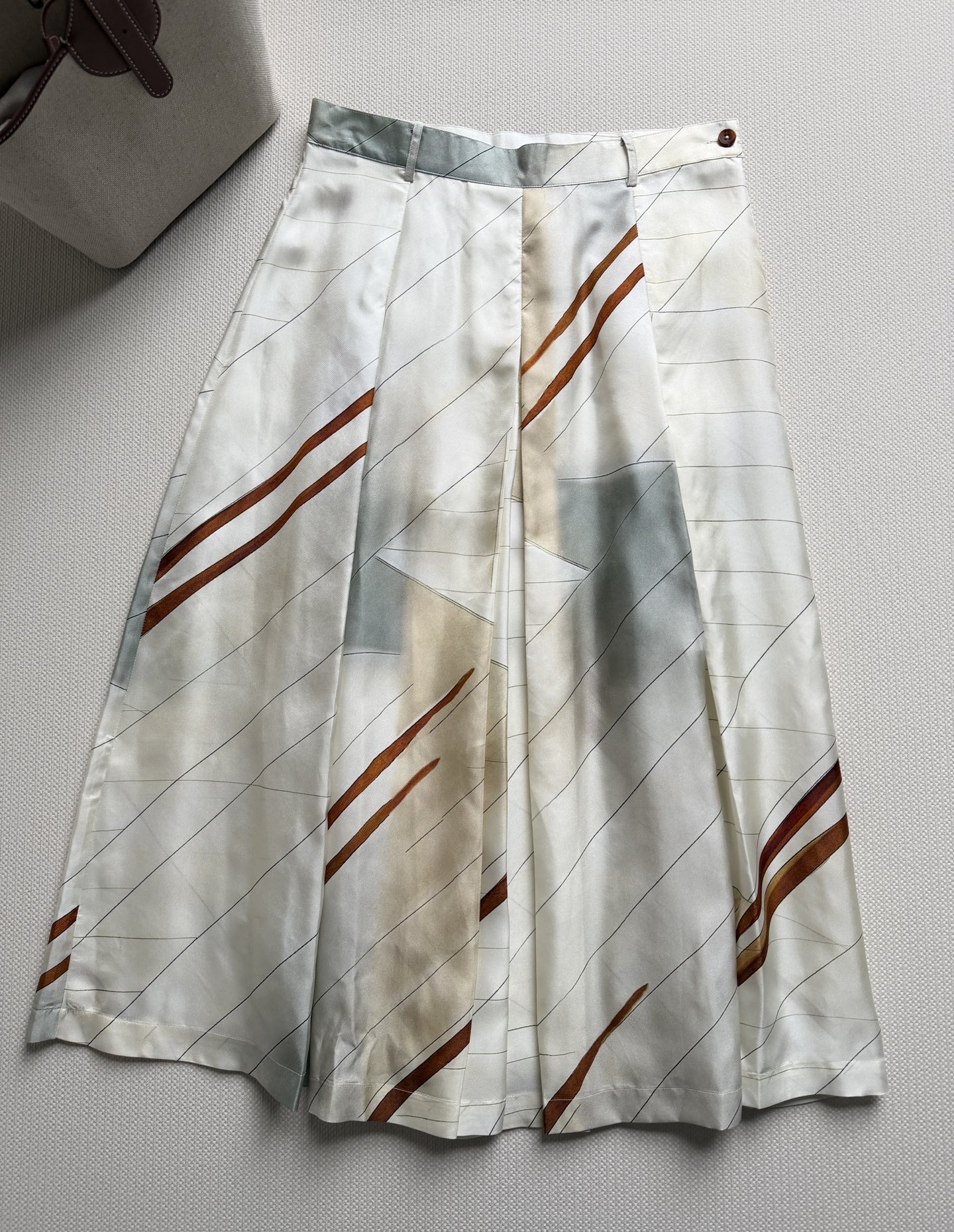 Loro Piana春夏新品套装，高腰阔腿裤，米色底配树叶晕染印花，艺术感满满✨。真丝面料，轻盈透气，春