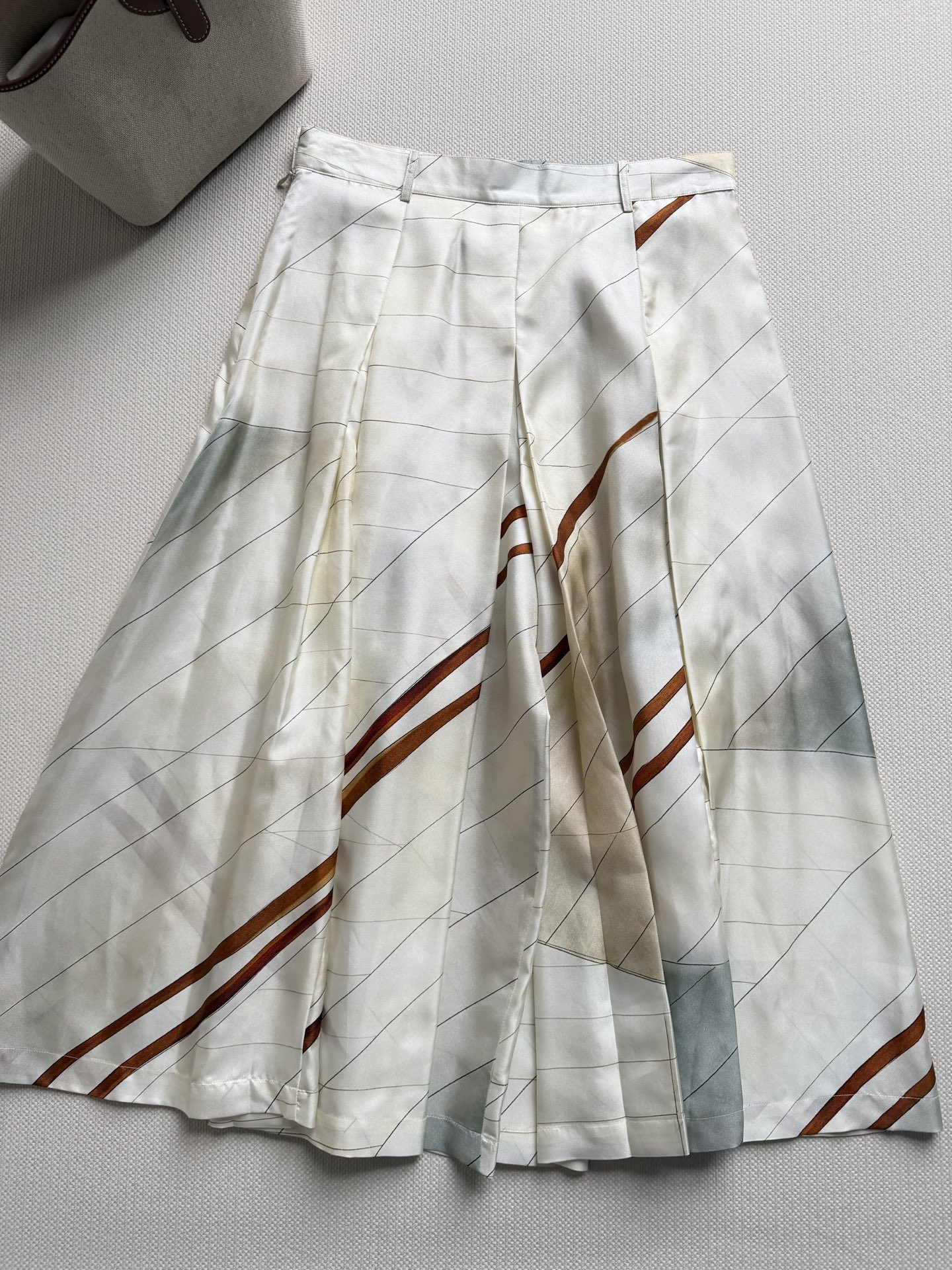 Loro Piana春夏新品套装，高腰阔腿裤，米色底配树叶晕染印花，艺术感满满✨。真丝面料，轻盈透气，春