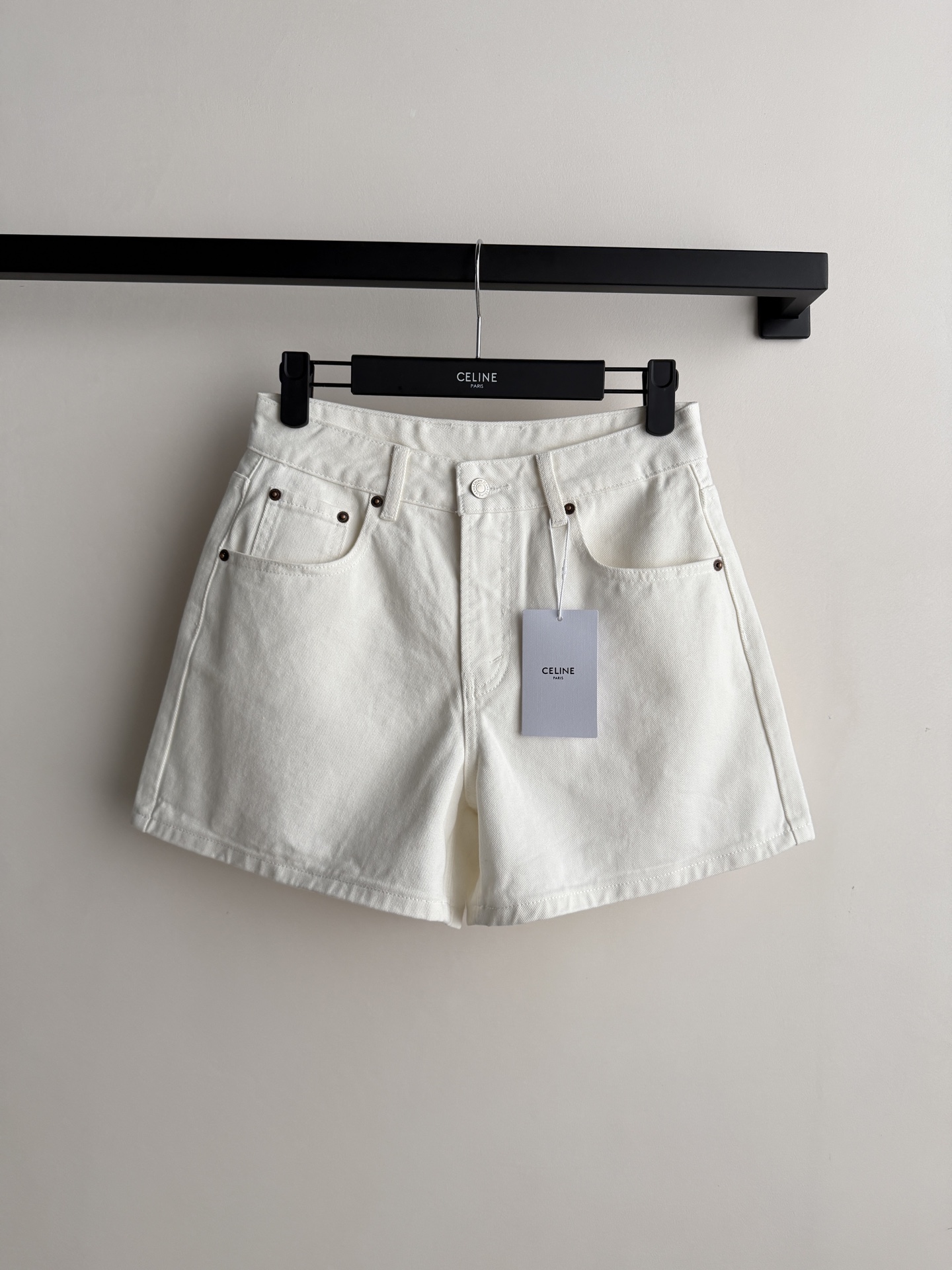 Celin*🆕春夏新款皮牌设计女士两色短裤选用纯棉牛仔面料，定制五金，双重酵素洗水固色做工精细，高端品质