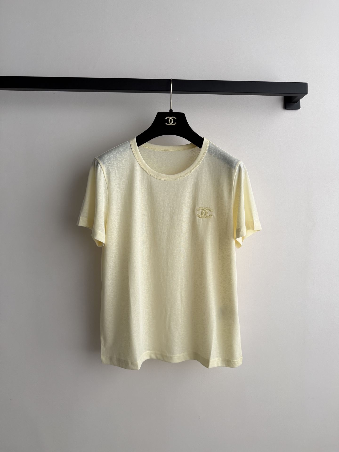 Chane*🆕新款，天丝棉夏日必备神器，清透凉爽面料，后背镂空蕾丝提花ＳＭＬ.