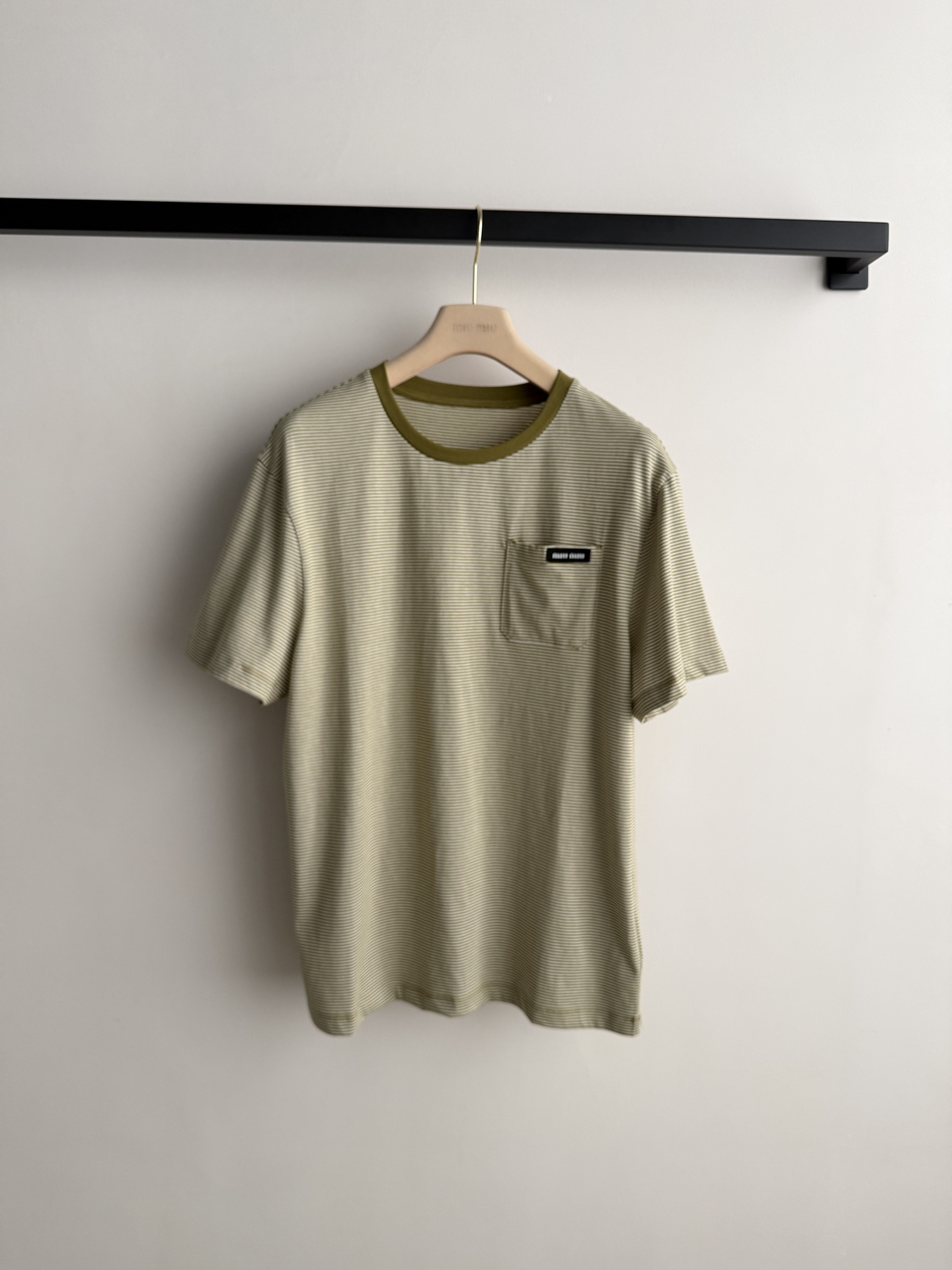 𝐌𝐢𝐮𝐌𝐢*🆕26new🪄黄绿撞色条纹T恤💚💛🌼把春天的调色盘轻轻穿在身上🎨条纹真的太戳心啦！底色是软糯
