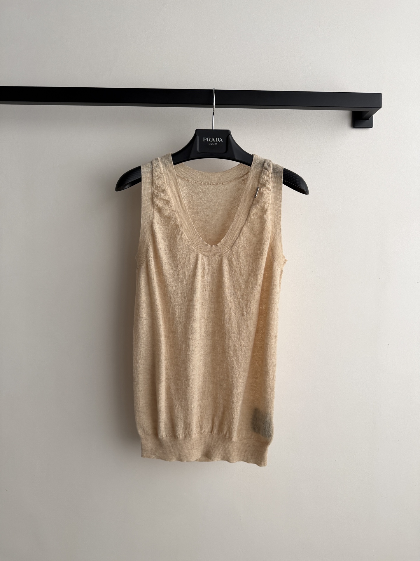 𝗣𝗿𝗮𝗱*🆕26new🪄领口徽标米色V领针织背心💛💛💛定制柔软亲肤的羊绒针织面料，上身透气又舒适，春夏穿