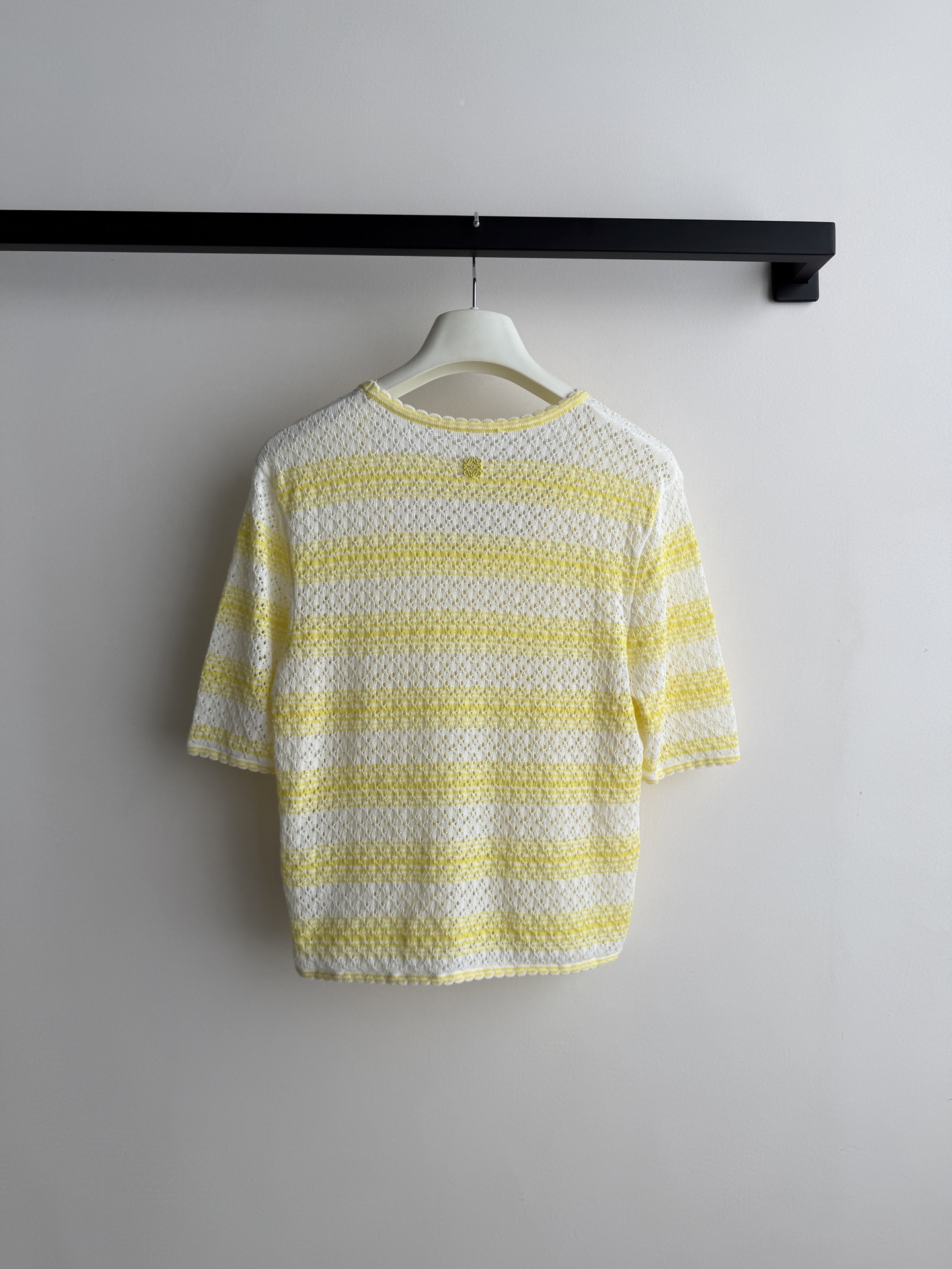 𝐋𝐎𝐄𝐖*🆕26new🪄撞色细条纹针织短袖🤎🤎💛经典的撞色条纹设计，自带法式的慵懒与知性，视觉上非常显瘦