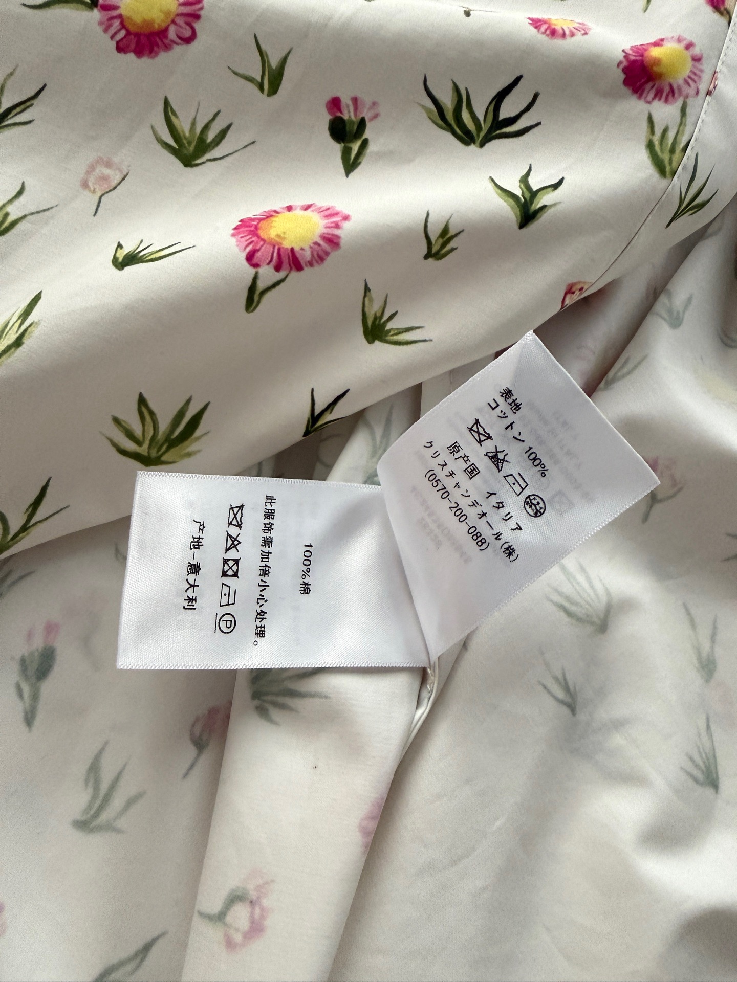 Dio*🆕26春夏系列碎花连衣裙，白色底布配多彩花卉，清新优雅。高领+半袖设计，收腰剪裁超显身材，棉质面