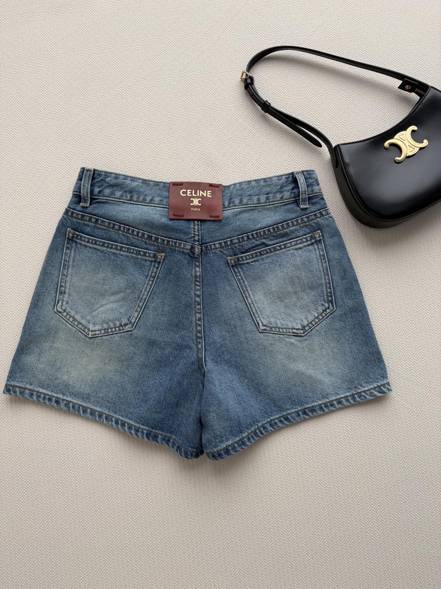 Celin*🆕春夏新款皮牌设计女士两色短裤选用纯棉牛仔面料，定制五金，双重酵素洗水固色做工精细，高端品质
