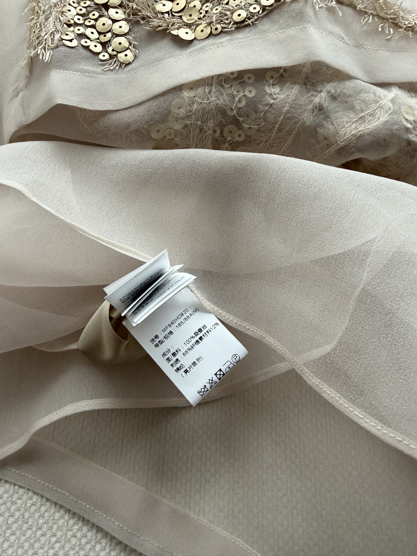 Brunello Cucinelli🆕的珠片刺绣乔其真丝面料，轻盈真丝+金色珠片，复古花纹超精致！圆领设