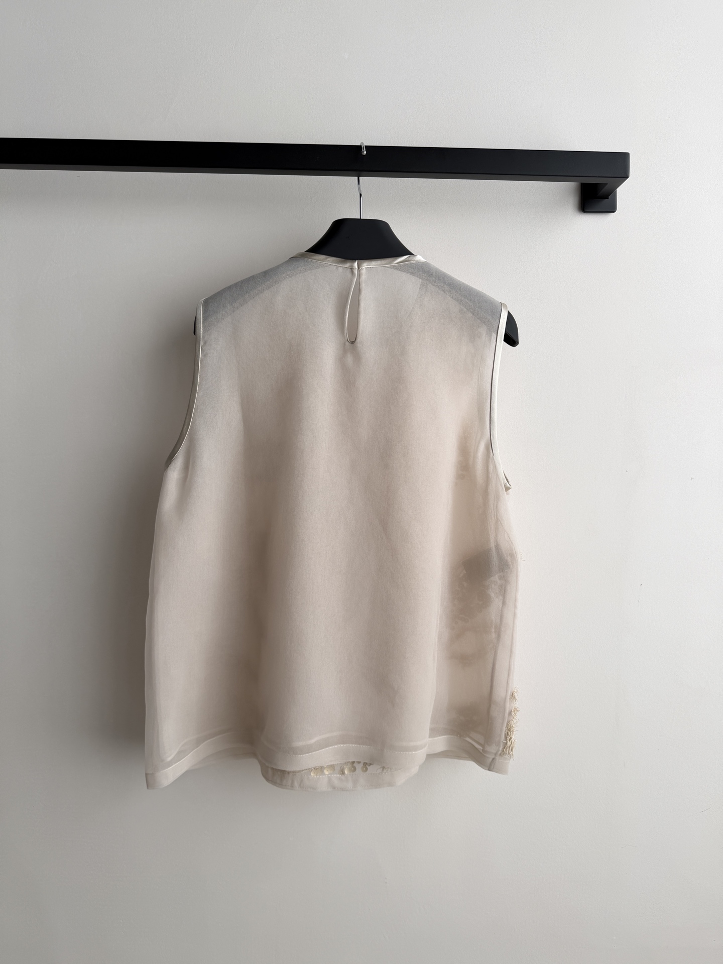 Brunello Cucinelli🆕的珠片刺绣乔其真丝面料，轻盈真丝+金色珠片，复古花纹超精致！背心圆