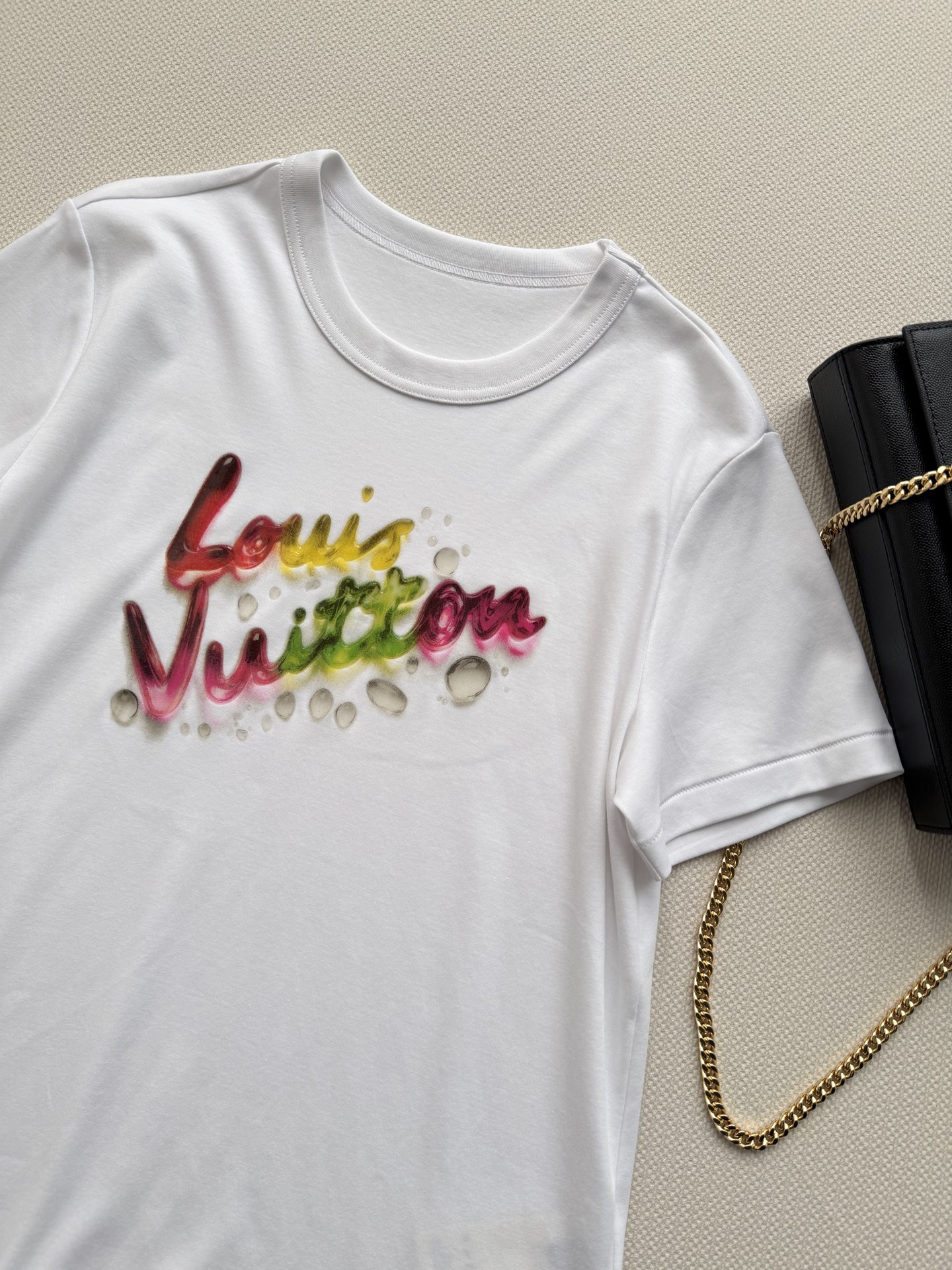 LouisVuitto*🆕这款渐变字母印花T恤，白色纯棉材质，正面彩色渐变Logo超吸睛，艺术感满满！短