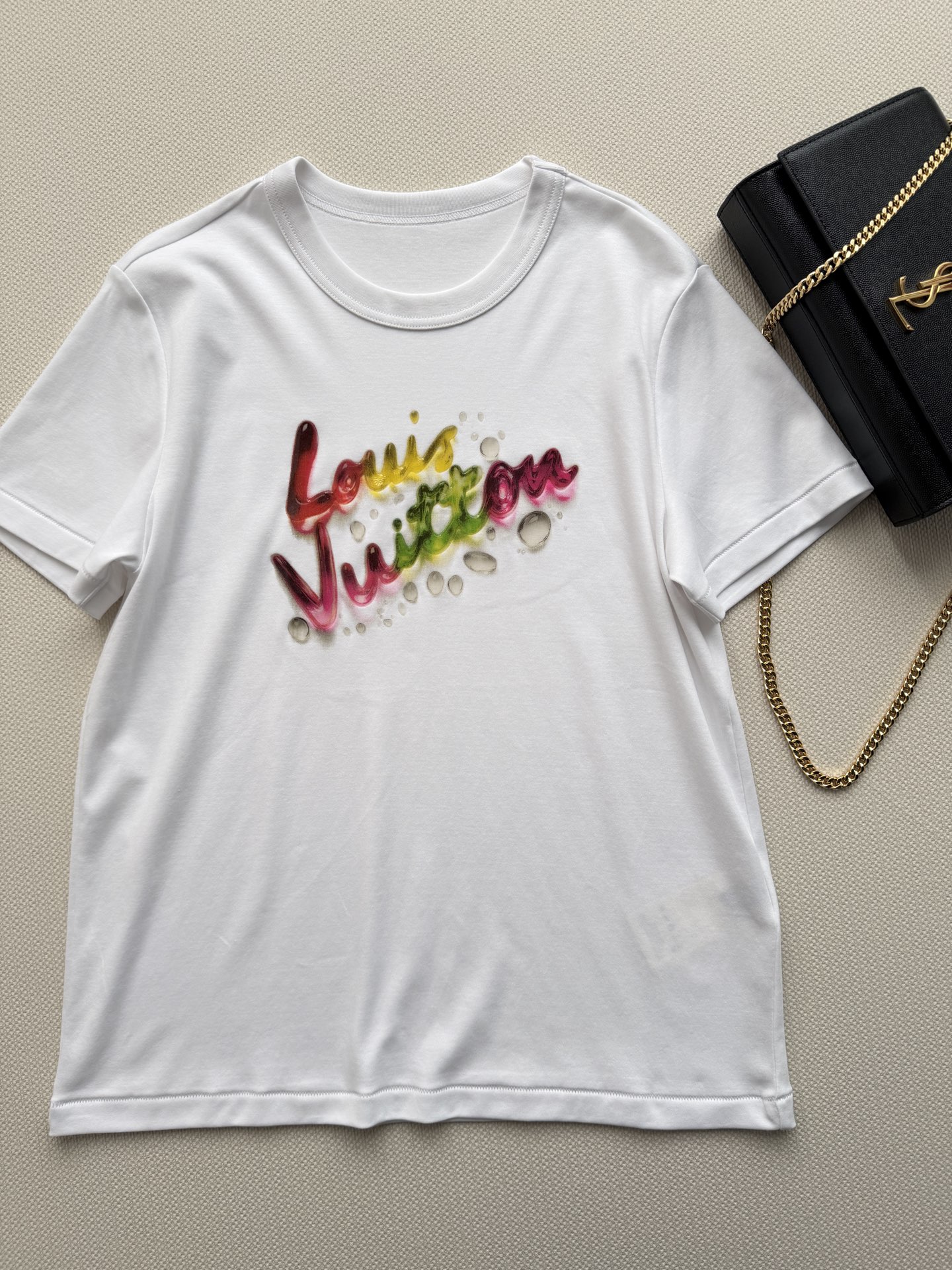 LouisVuitto*🆕这款渐变字母印花T恤，白色纯棉材质，正面彩色渐变Logo超吸睛，艺术感满满！短