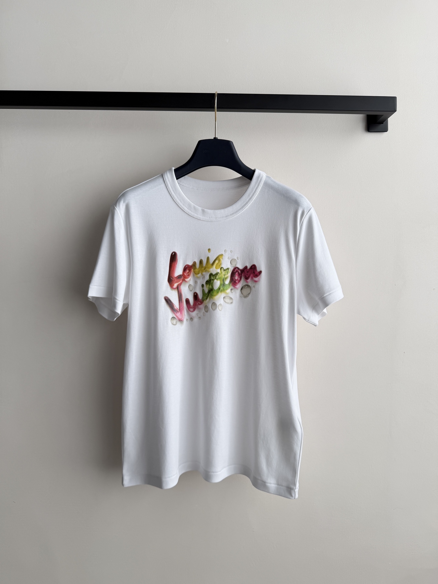 LouisVuitto*🆕这款渐变字母印花T恤，白色纯棉材质，正面彩色渐变Logo超吸睛，艺术感满满！短