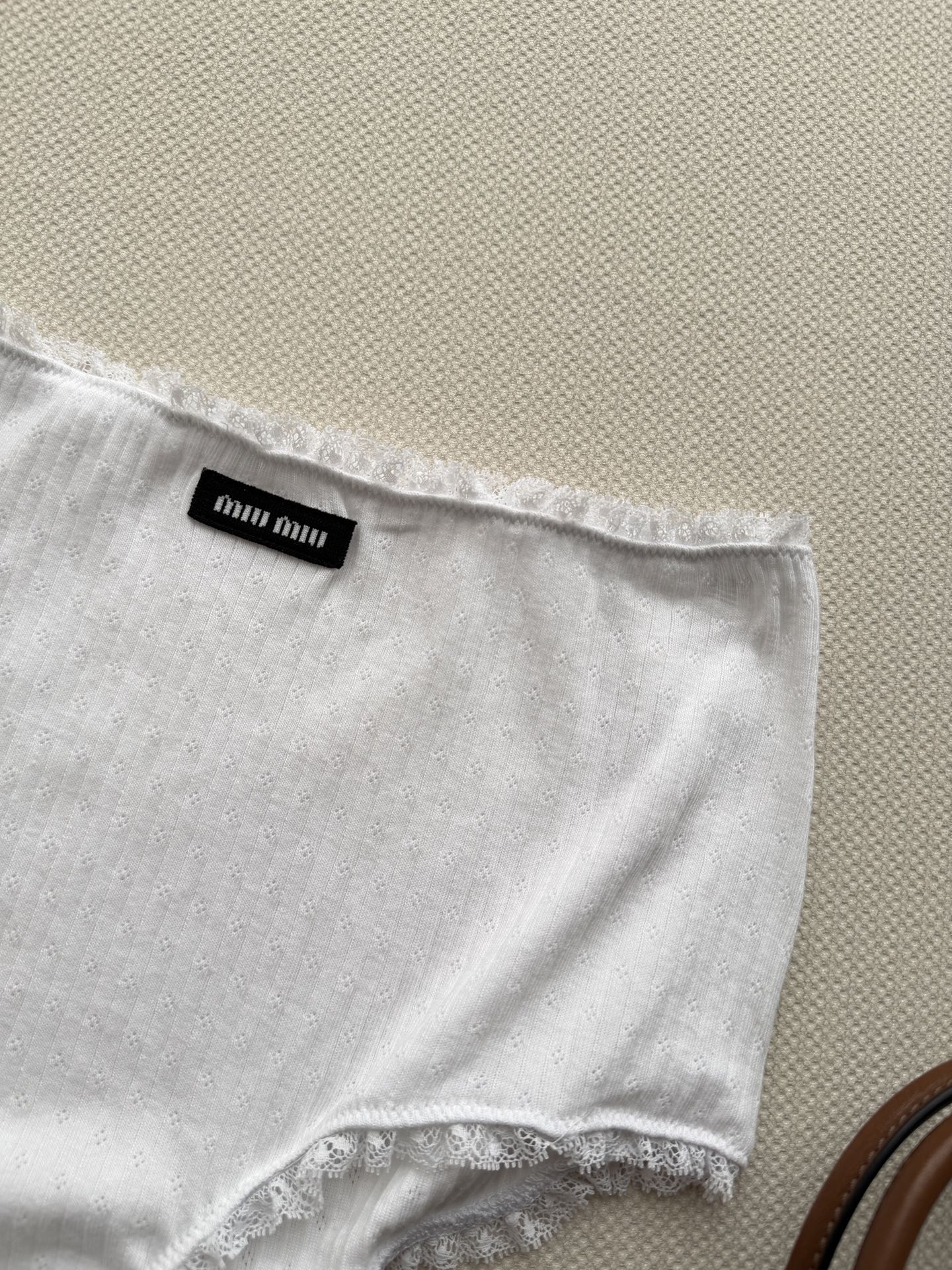 Miumi*🆕白调高腰线内裤，蕾丝滚边勾勒柔润轮廓，黑标徽标注入标志性气场。软绵亲肤的面料，把少女的娇俏