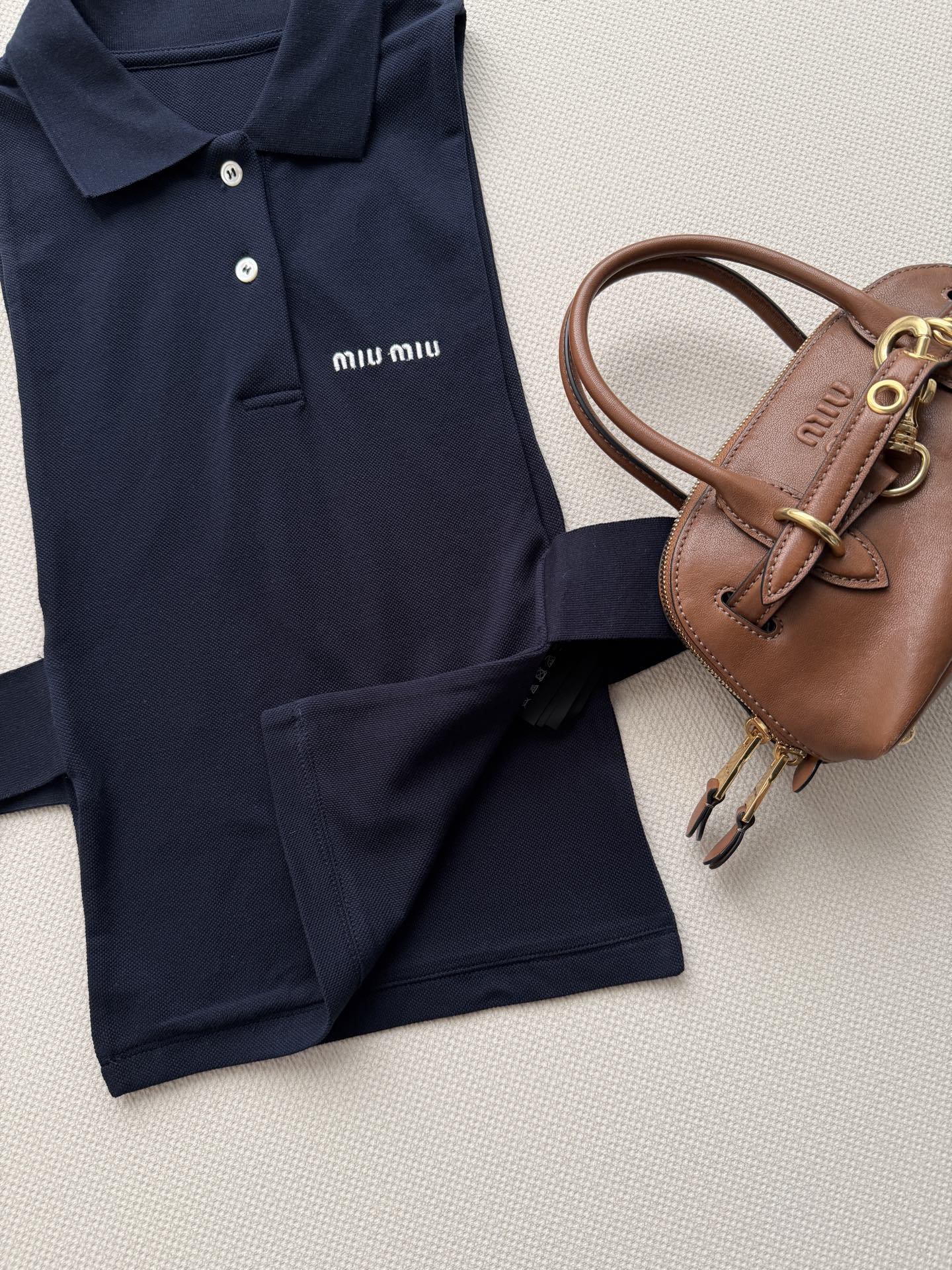 Miumi*🆕藏青露腰Polo无袖上衣 自带少女感的藏青色，把学院风的甜和酷平衡得刚刚好。 经典Polo