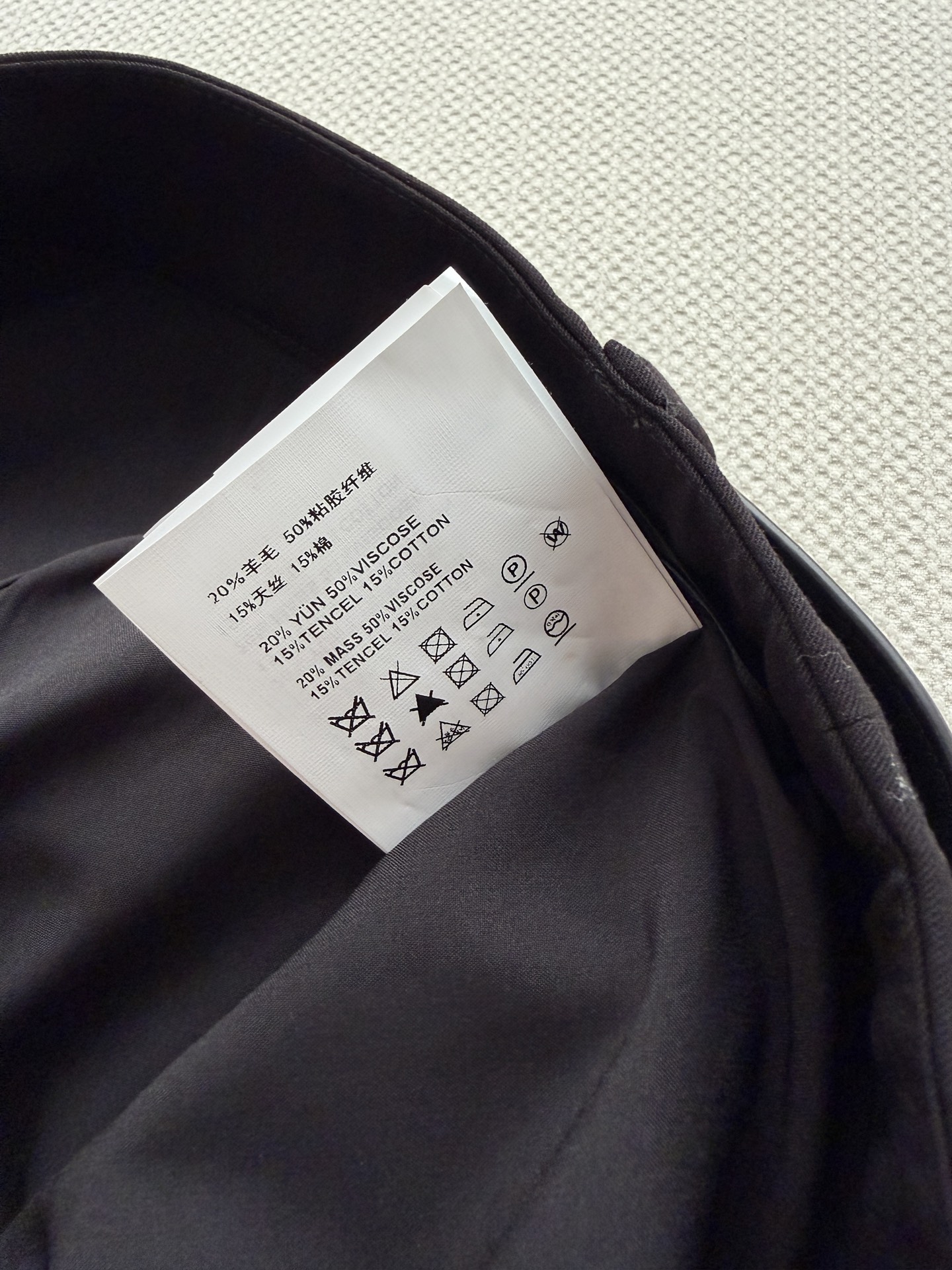 Prad*🆕新款26ss高腰短裤🌟采用A字版型，搭配金属扣腰带，修饰腰线，拉长腿部比例，显瘦又显高！面料