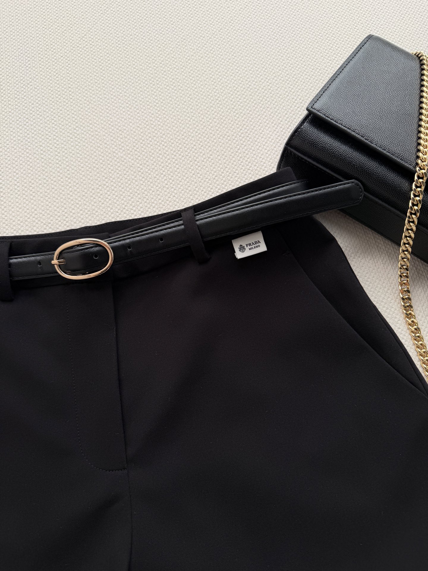 Prad*🆕新款26ss高腰短裤🌟采用A字版型，搭配金属扣腰带，修饰腰线，拉长腿部比例，显瘦又显高！面料