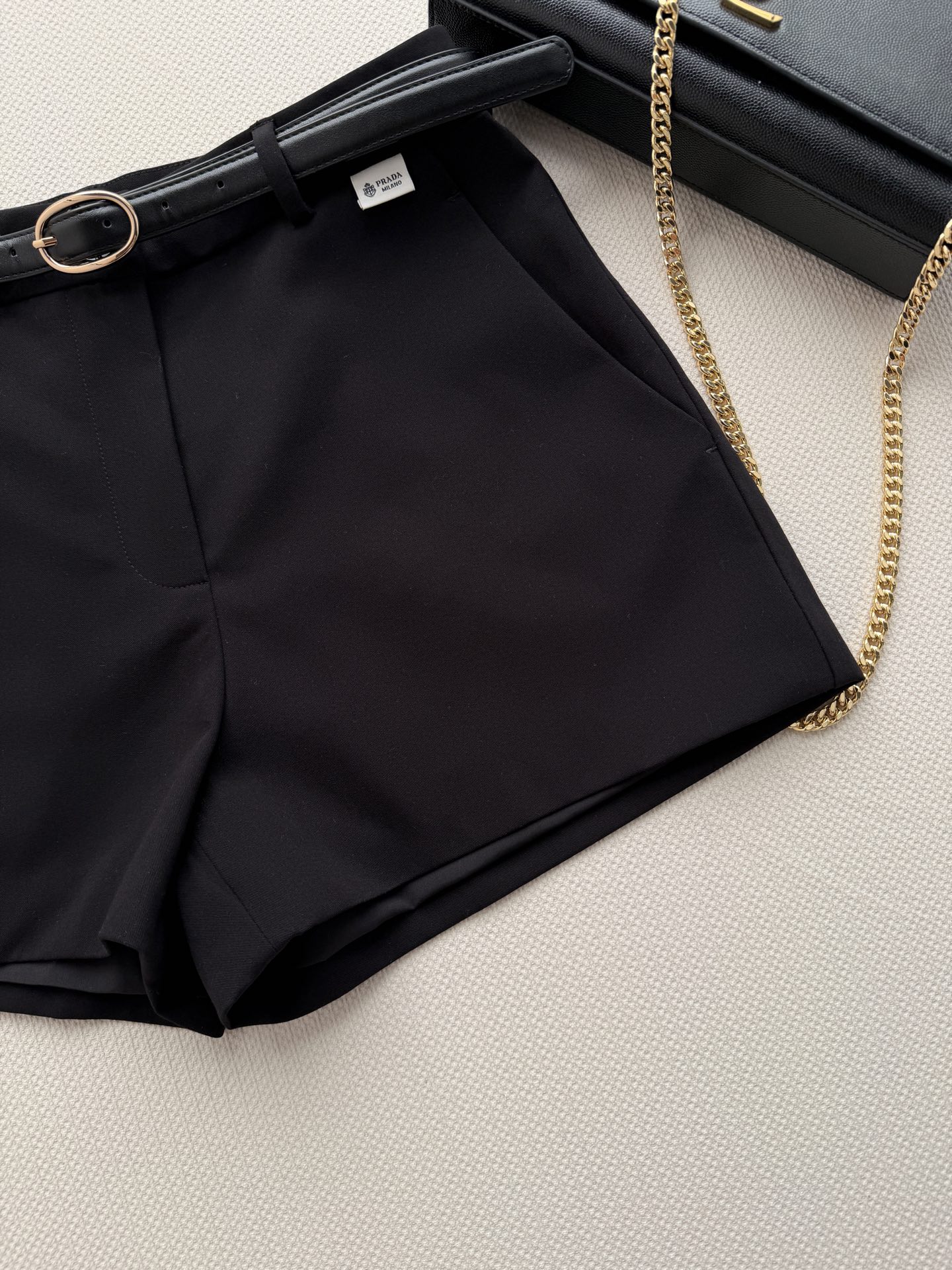 Prad*🆕新款26ss高腰短裤🌟采用A字版型，搭配金属扣腰带，修饰腰线，拉长腿部比例，显瘦又显高！面料