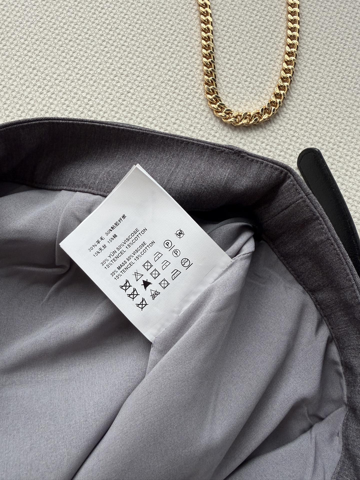 Prad*🆕新款26ss高腰短裤🌟采用A字版型，搭配金属扣腰带，修饰腰线，拉长腿部比例，显瘦又显高！面料