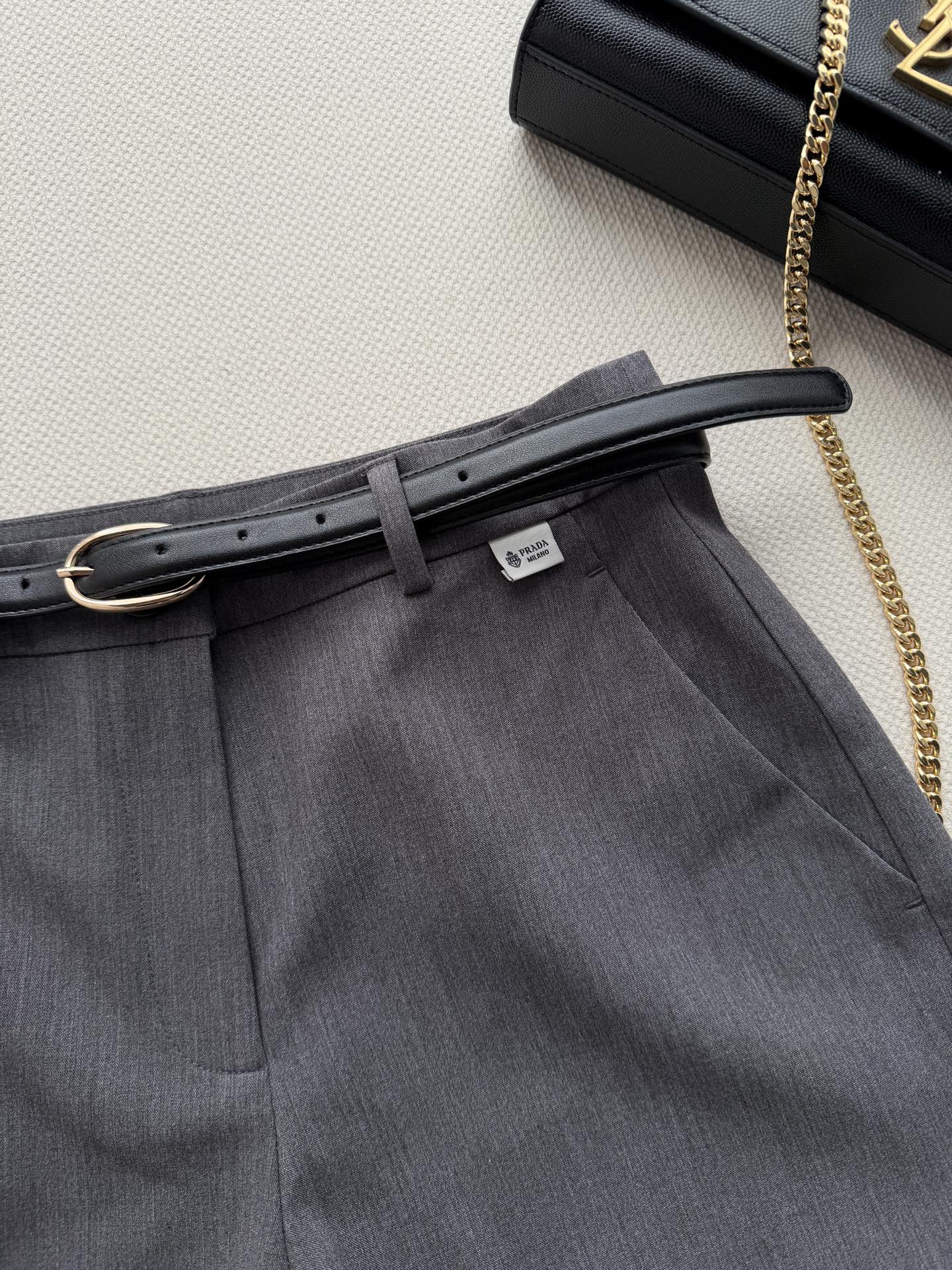 Prad*🆕新款26ss高腰短裤🌟采用A字版型，搭配金属扣腰带，修饰腰线，拉长腿部比例，显瘦又显高！面料