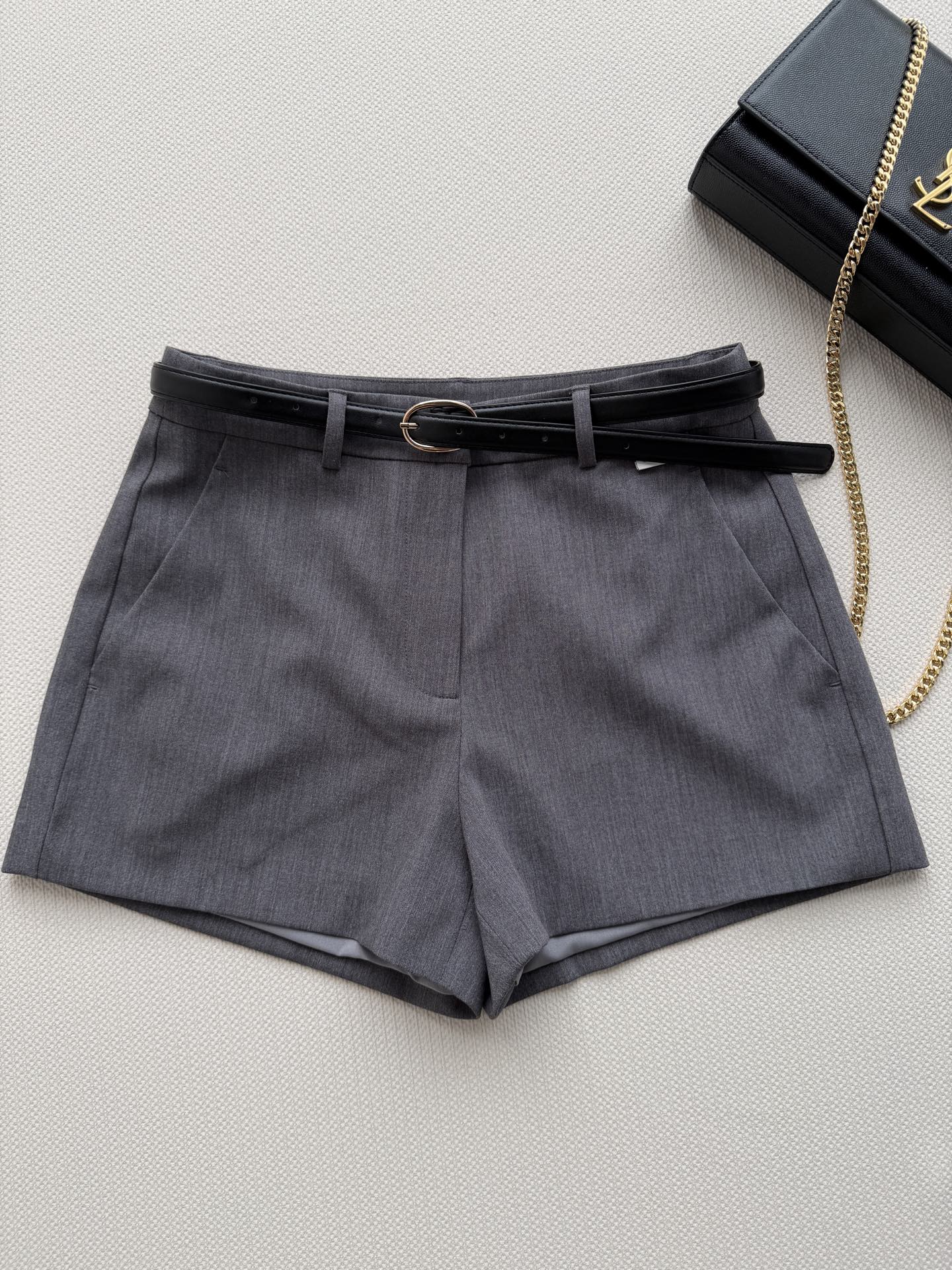 Prad*🆕新款26ss高腰短裤🌟采用A字版型，搭配金属扣腰带，修饰腰线，拉长腿部比例，显瘦又显高！面料