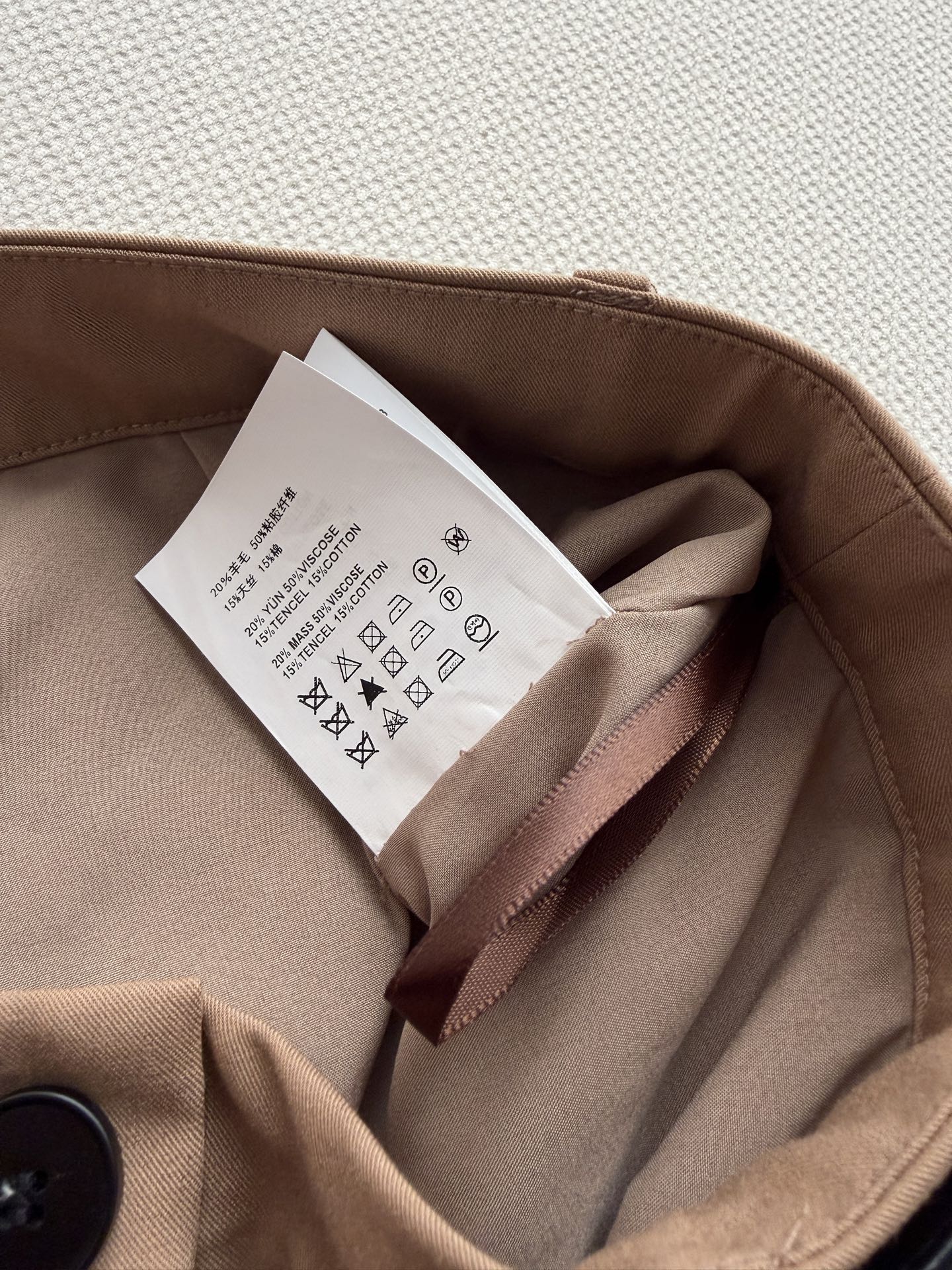 Prad*🆕新款26ss高腰短裤🌟采用A字版型，搭配金属扣腰带，修饰腰线，拉长腿部比例，显瘦又显高！面料