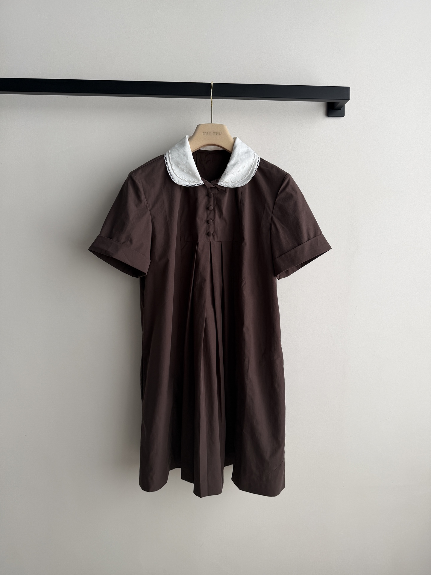 𝐌𝐢𝐮𝐌𝐢*🆕16new🪄娃娃领压褶娃娃裙🍪🍪🤎上身直接把复古学院风焊在身上！深棕+白娃娃领的配色太绝了