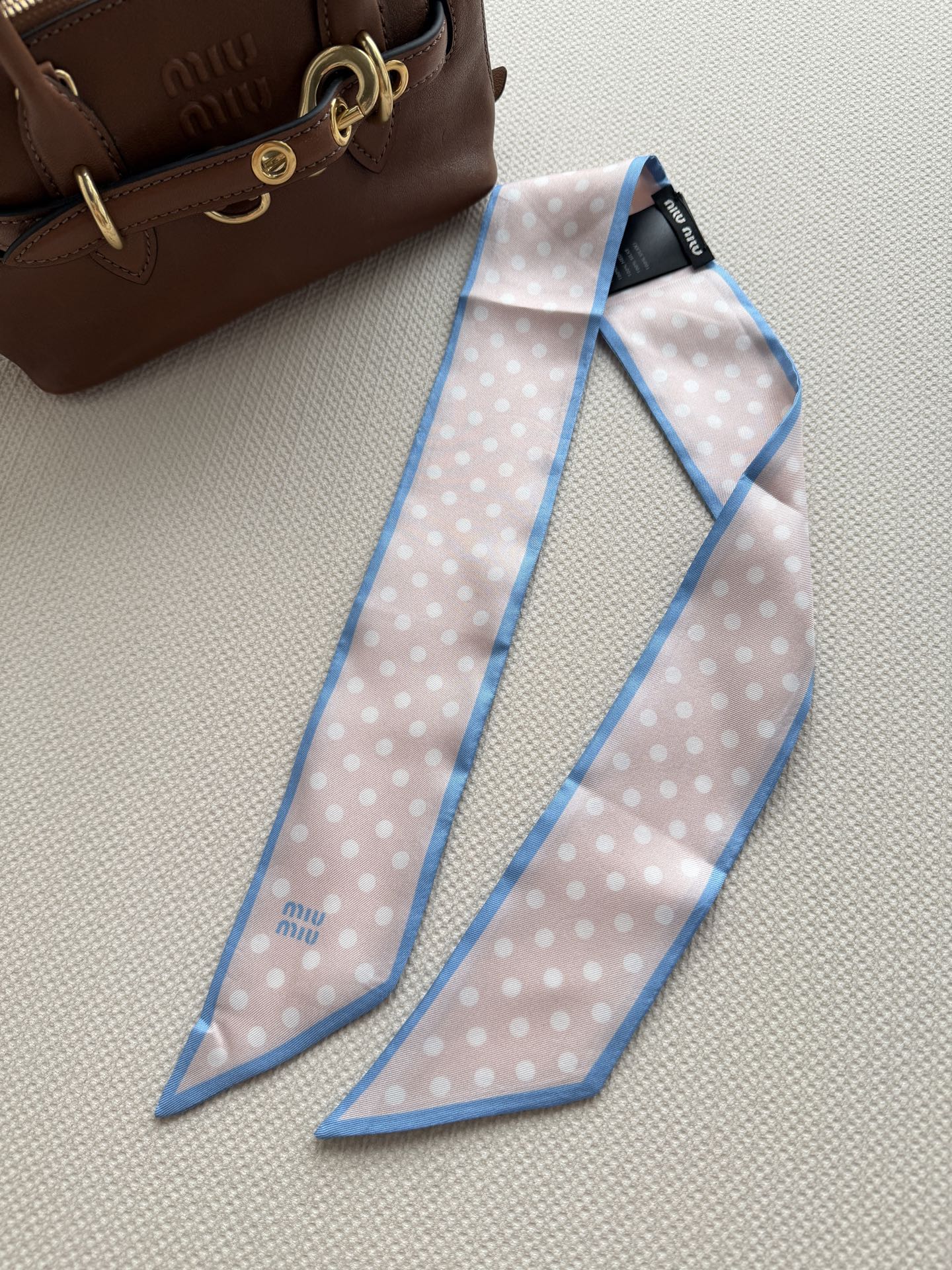 miumi*🆕真丝印花丝巾，搭配绝了 一条丝巾搭穿各种风格穿法，当头巾、头绳、抹胸，随意搭配！值得入手