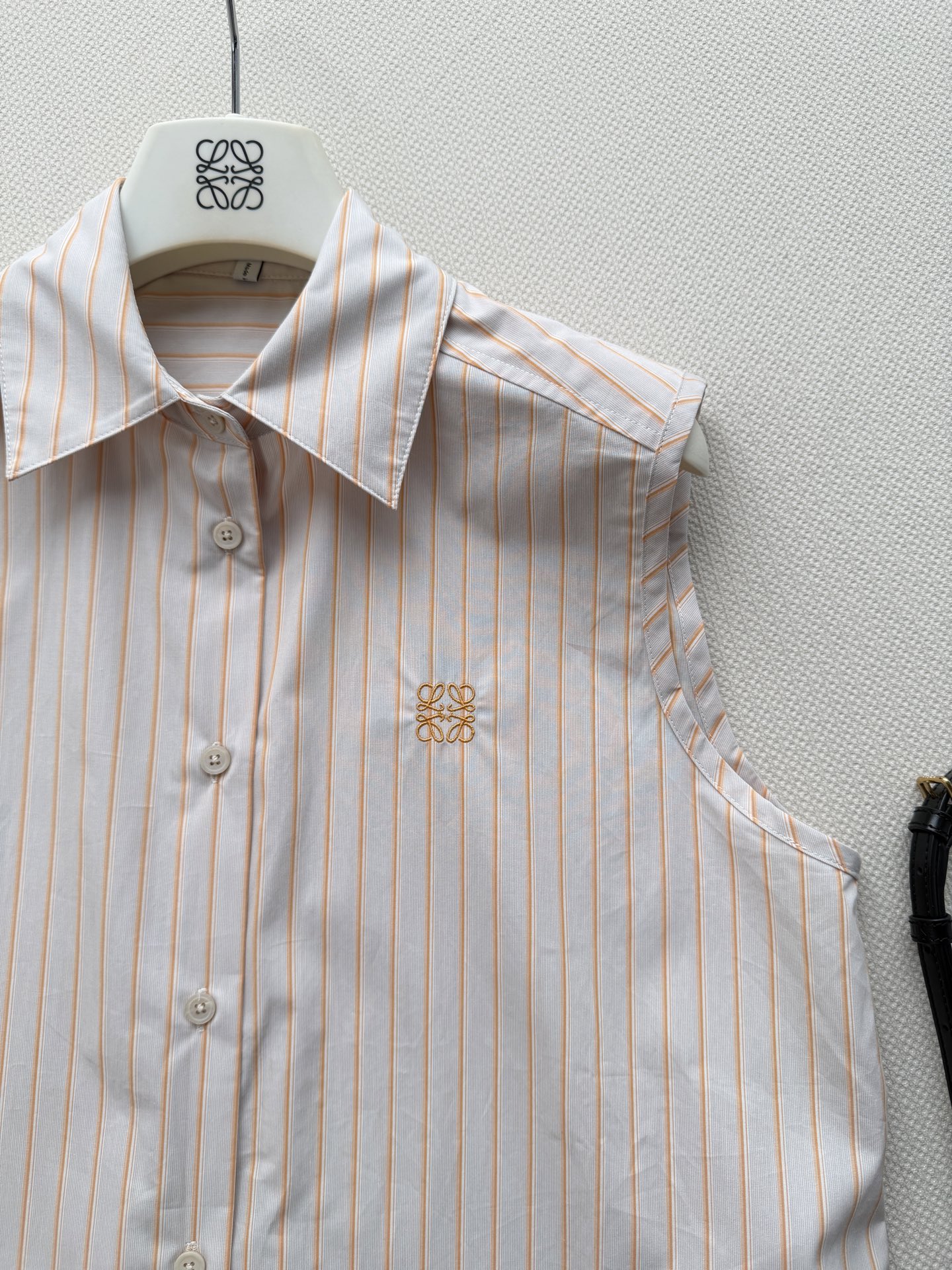 Loew*🆕条纹系带衬衫背心，100%棉材质，柔软透气，春夏穿超舒服！竖条纹+胸前刺绣，细节满分✨。下摆