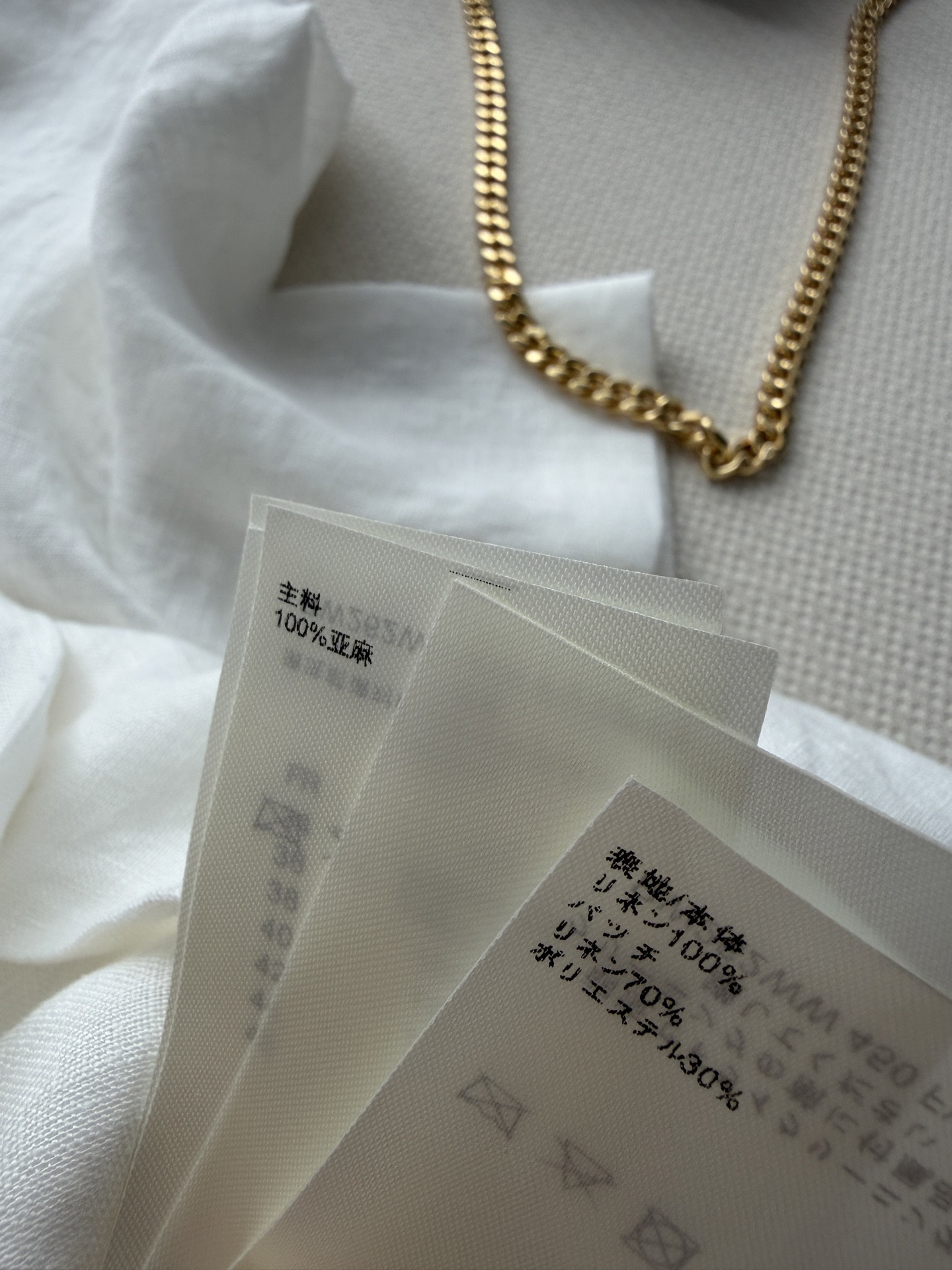 LouisVuitto*🆕这款短袖睡衣式衬衫在胸前点缀同色调钩织路易威登巴黎标识贴饰，展现当季设计元素。