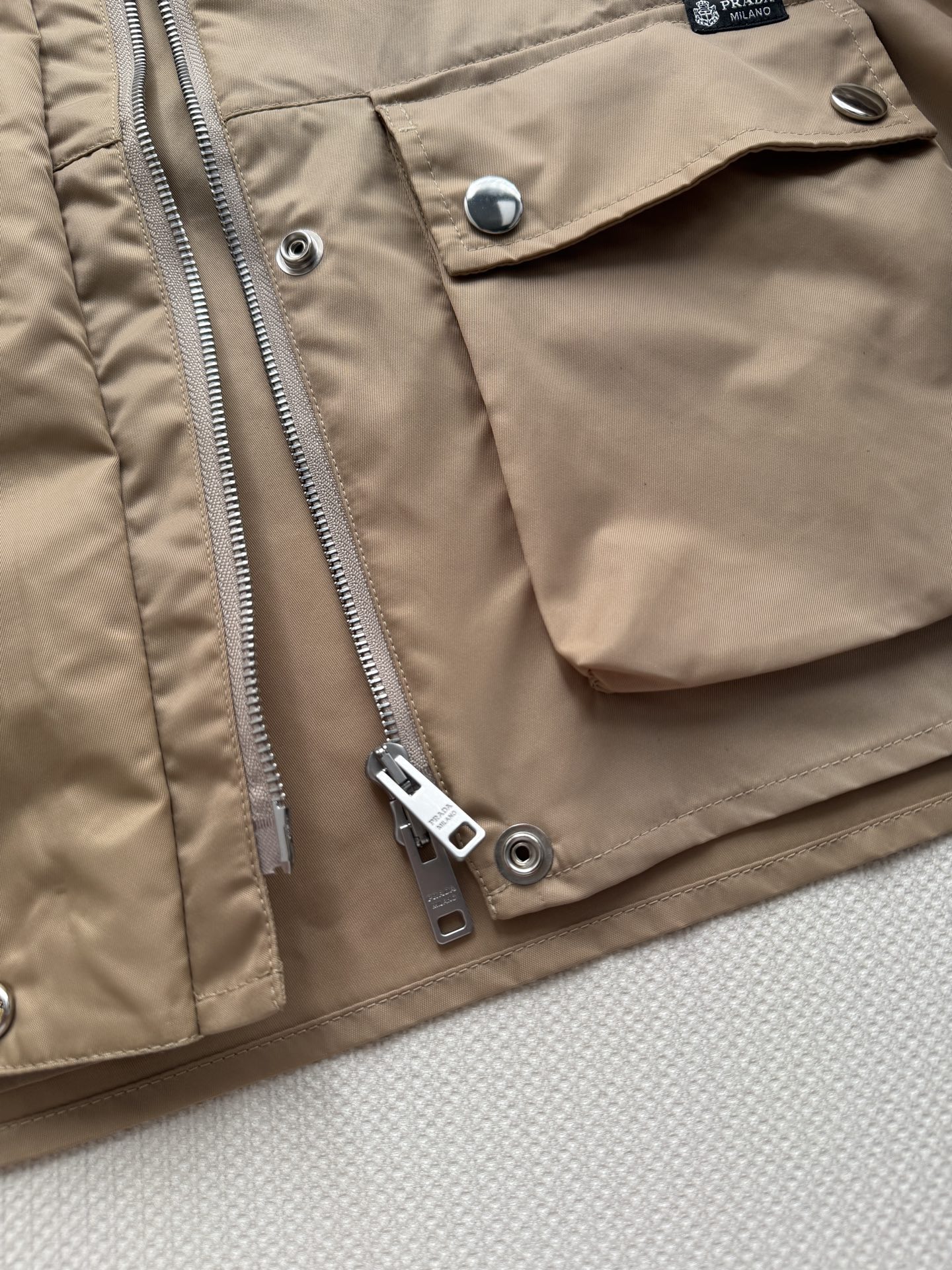 Prad*🆕26Ss早春新款 三角标立领拉链夹克外套丨⚠独家yb开发！顶级高版出品！甄选光泽感尼龙面料，
