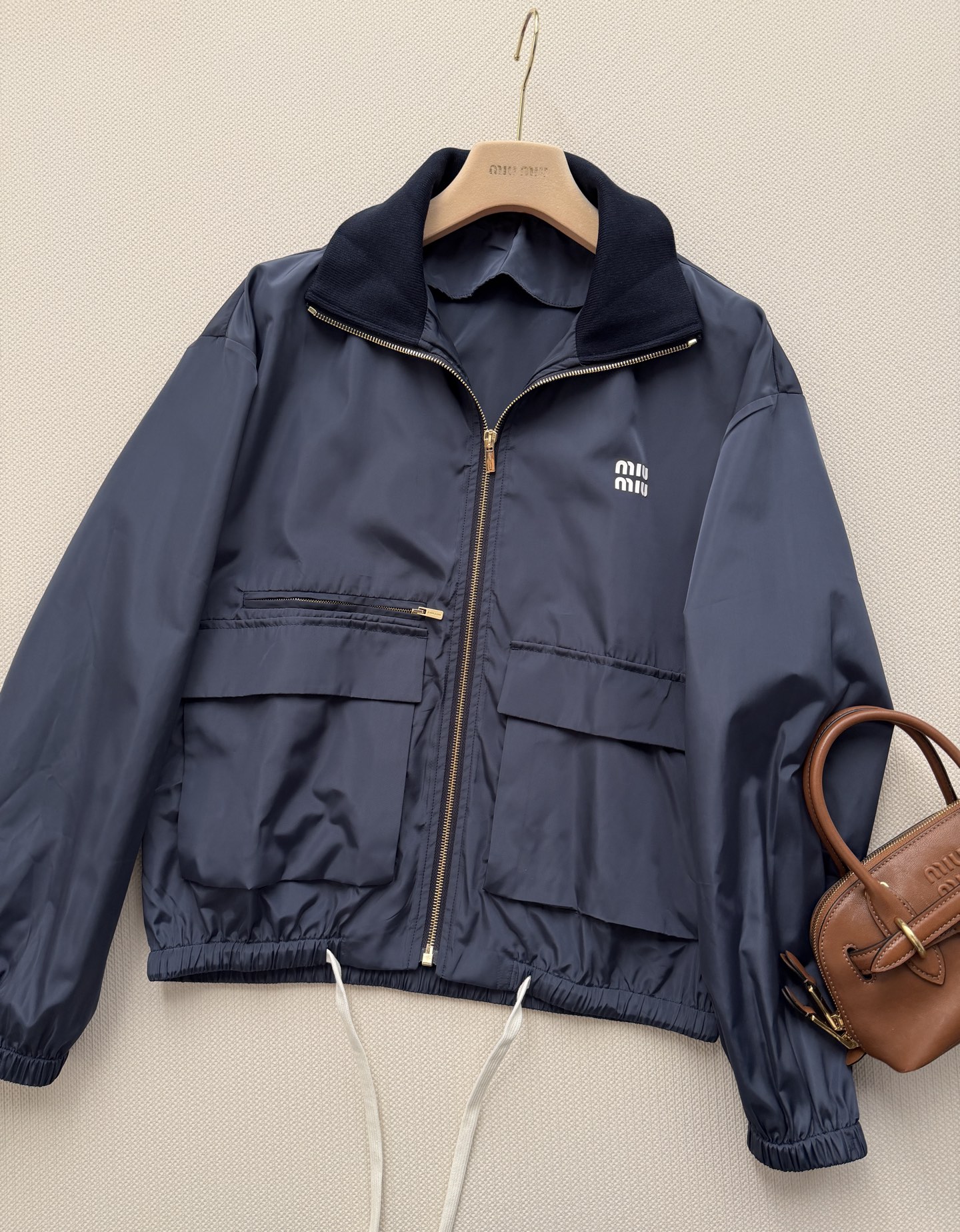 miumi*🆕26春夏新品 将学院风与运动风完美融合，标志性刺绣logo，自带品牌辨识度，甜酷感拉满 高