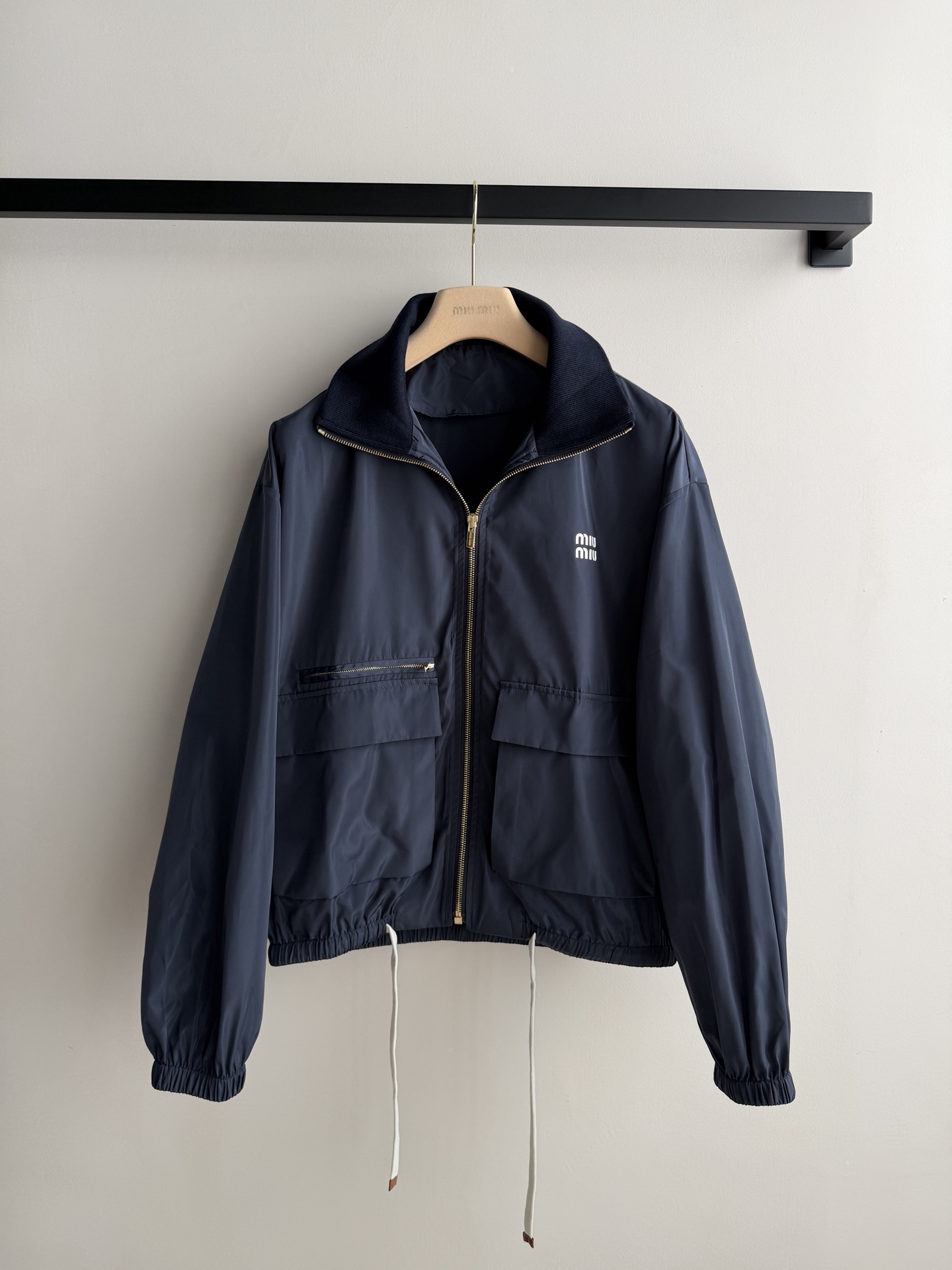 miumi*🆕26春夏新品 将学院风与运动风完美融合，标志性刺绣logo，自带品牌辨识度，甜酷感拉满 高