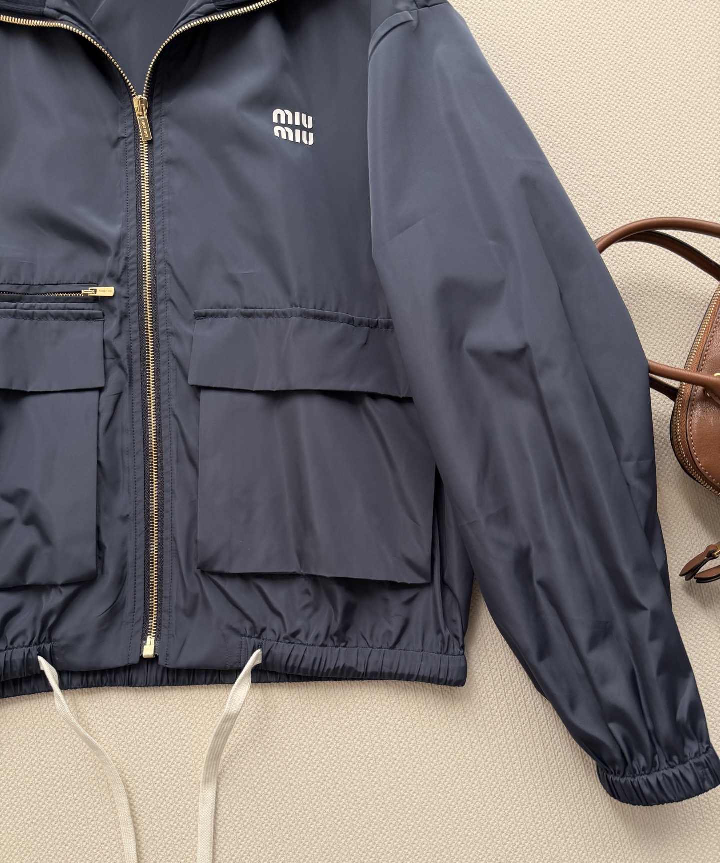 miumi*🆕26春夏新品 将学院风与运动风完美融合，标志性刺绣logo，自带品牌辨识度，甜酷感拉满 高