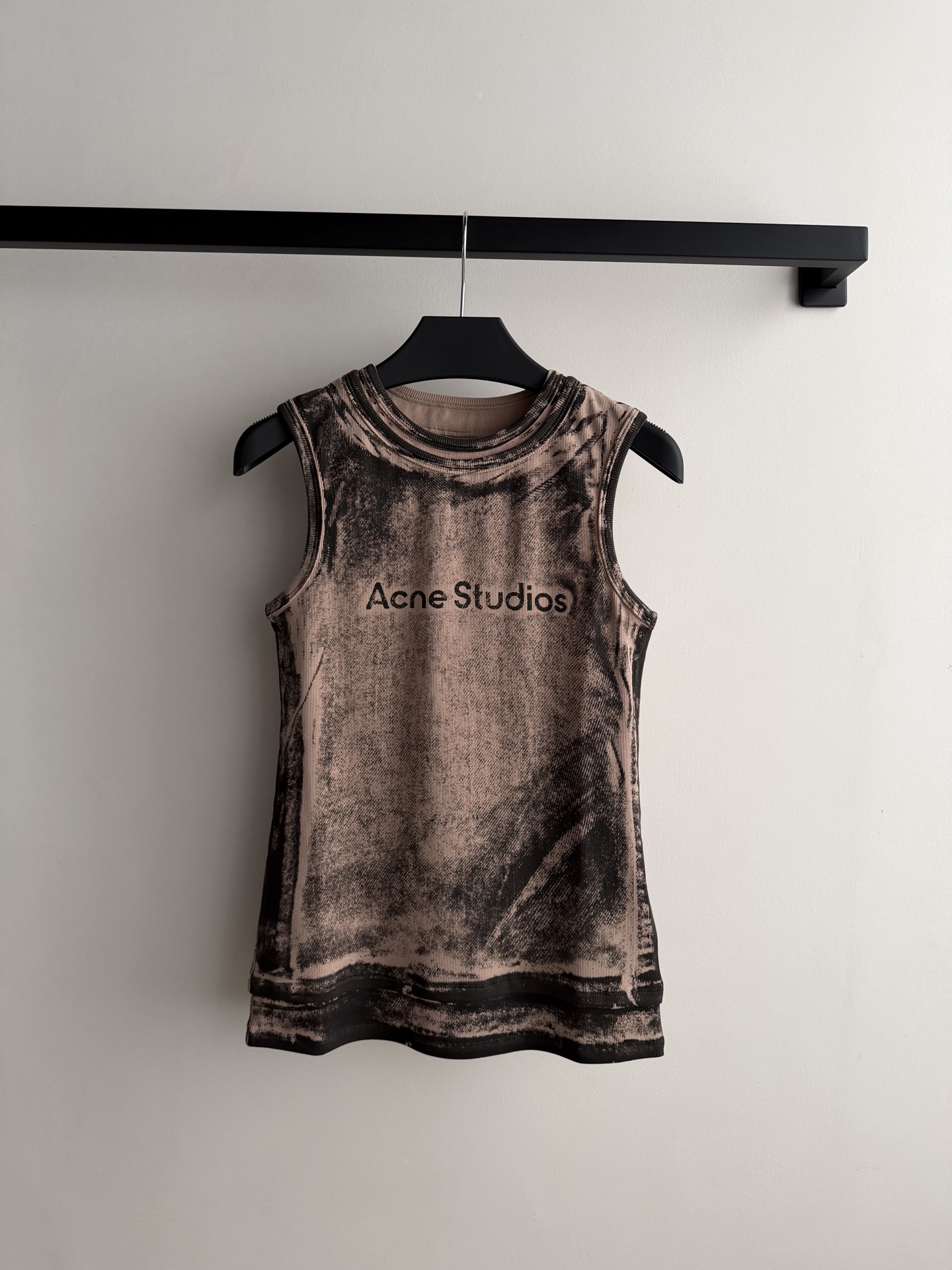 Acne Studios🆕这款做旧背心，采用精棉纱线，柔软亲肤又透气，弹力十足，穿着超舒适！浅棕+银灰晕