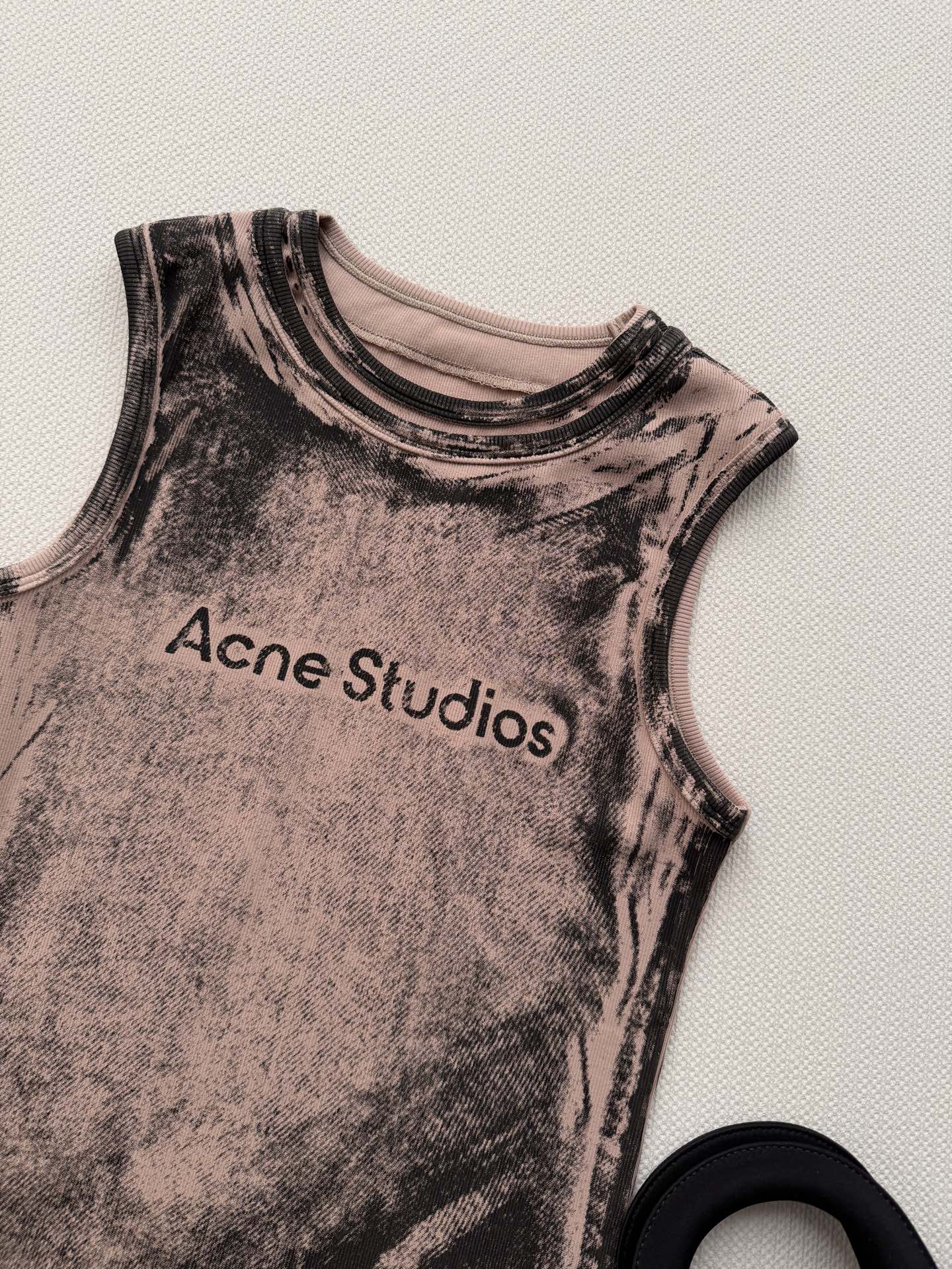 Acne Studios🆕这款做旧背心，采用精棉纱线，柔软亲肤又透气，弹力十足，穿着超舒适！浅棕+银灰晕