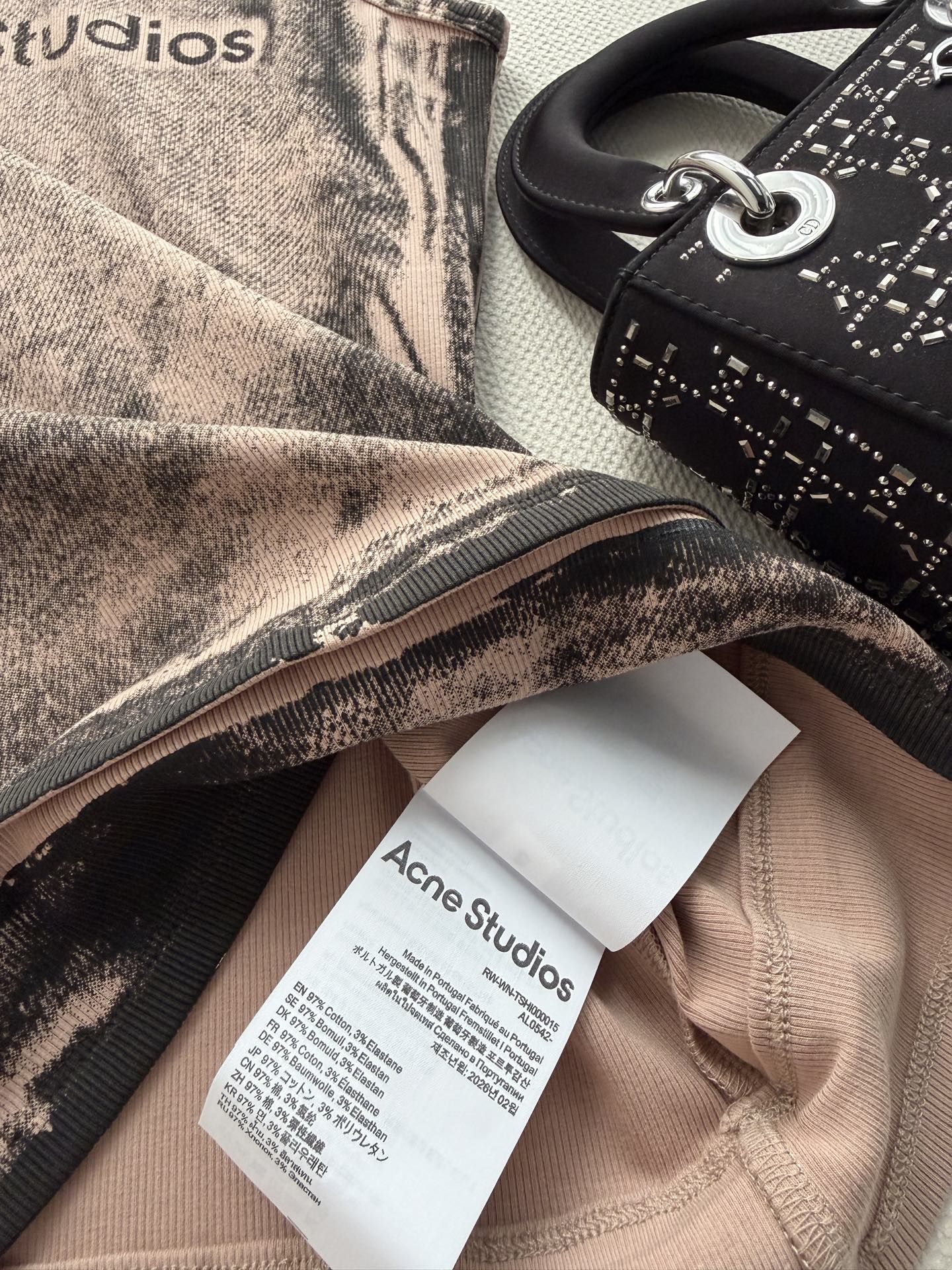 Acne Studios🆕这款做旧背心，采用精棉纱线，柔软亲肤又透气，弹力十足，穿着超舒适！浅棕+银灰晕