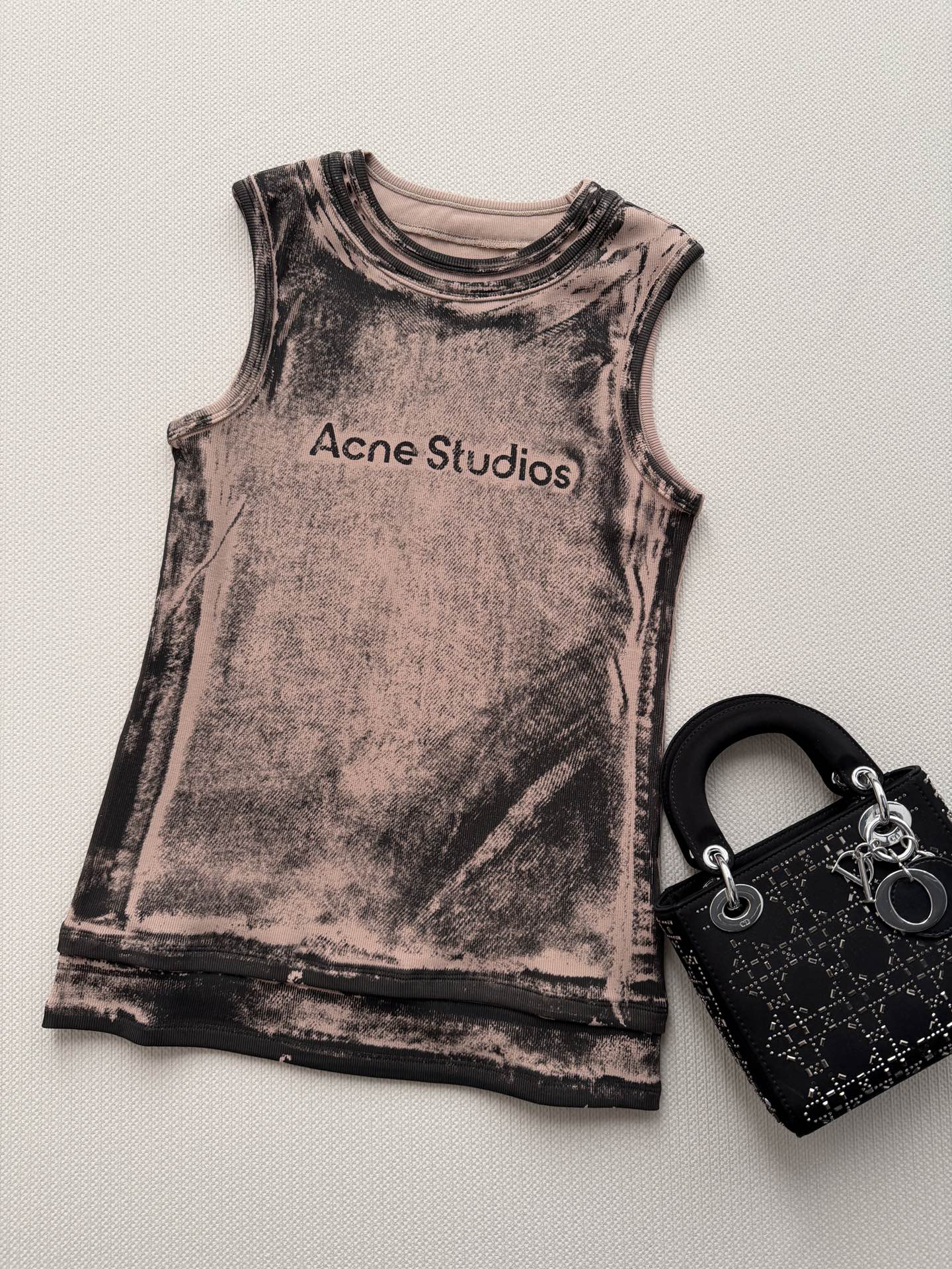 Acne Studios🆕这款做旧背心，采用精棉纱线，柔软亲肤又透气，弹力十足，穿着超舒适！浅棕+银灰晕