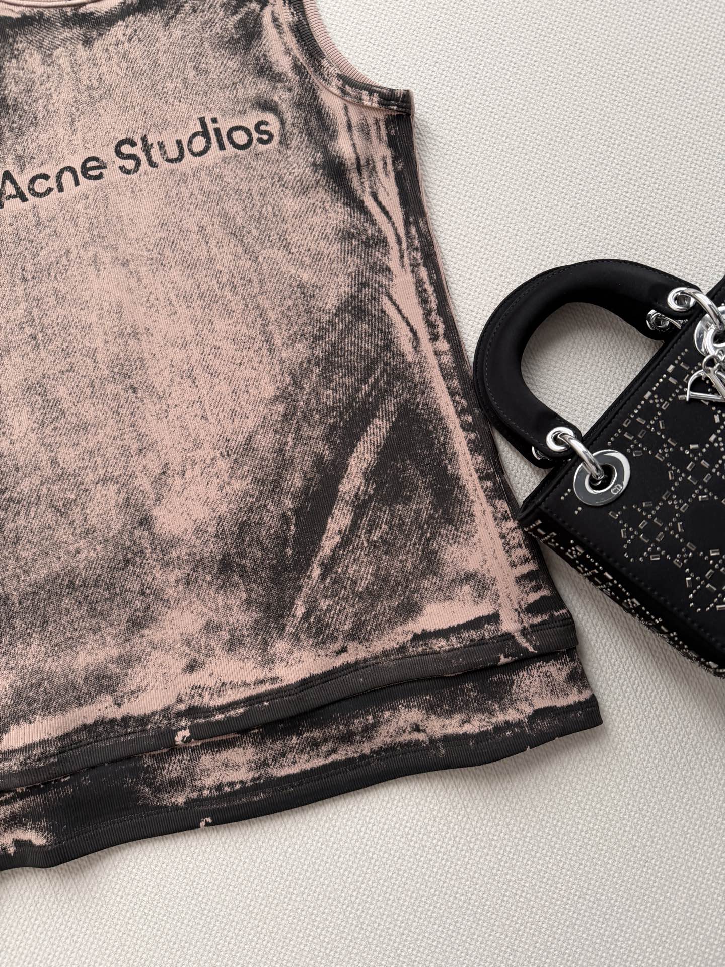 Acne Studios🆕这款做旧背心，采用精棉纱线，柔软亲肤又透气，弹力十足，穿着超舒适！浅棕+银灰晕