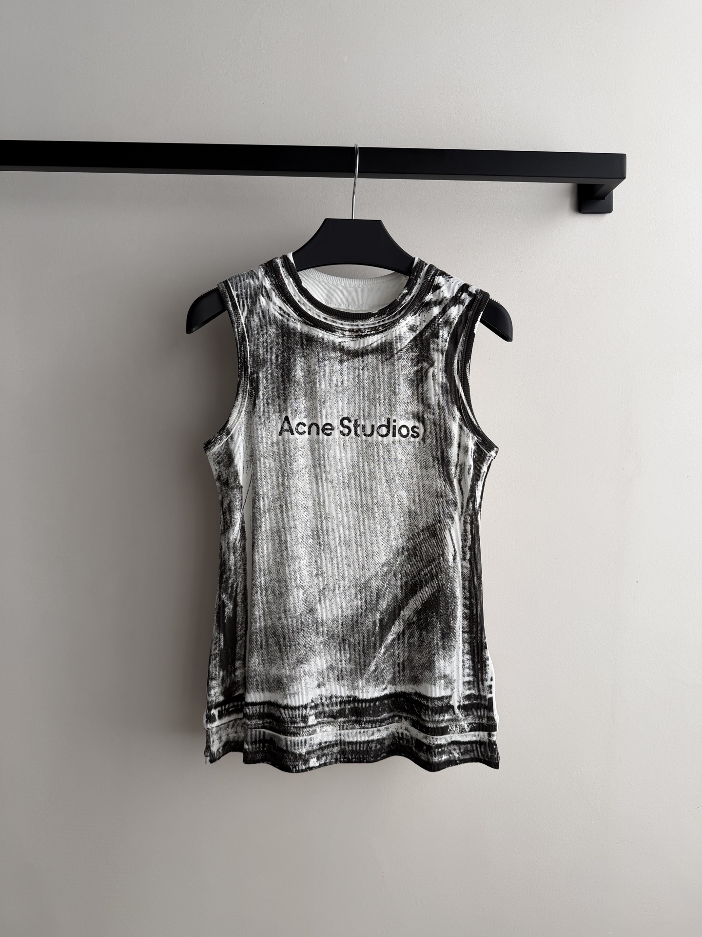 Acne Studios🆕这款做旧背心，采用精棉纱线，柔软亲肤又透气，弹力十足，穿着超舒适！浅棕+银灰晕