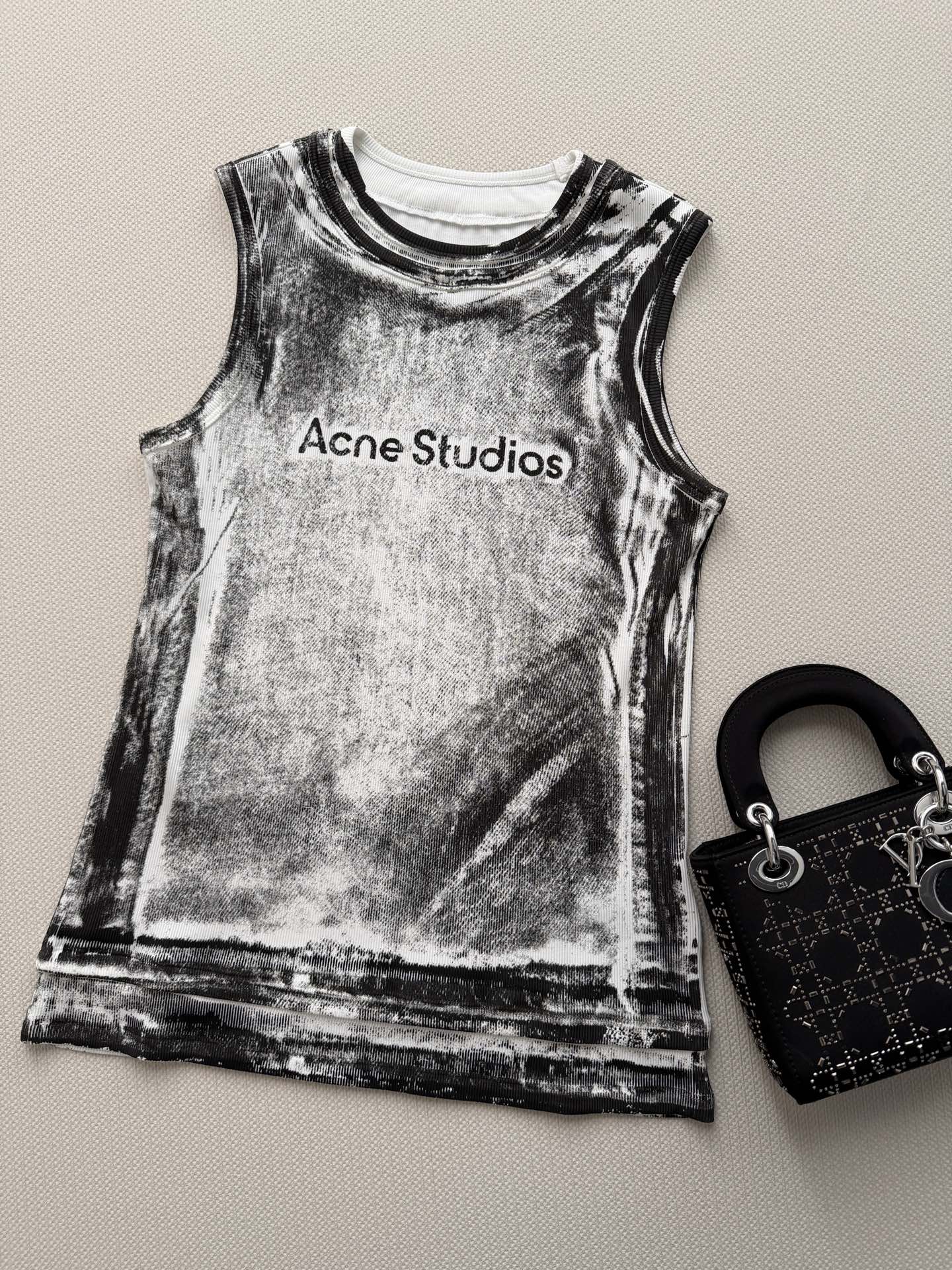 Acne Studios🆕这款做旧背心，采用精棉纱线，柔软亲肤又透气，弹力十足，穿着超舒适！浅棕+银灰晕