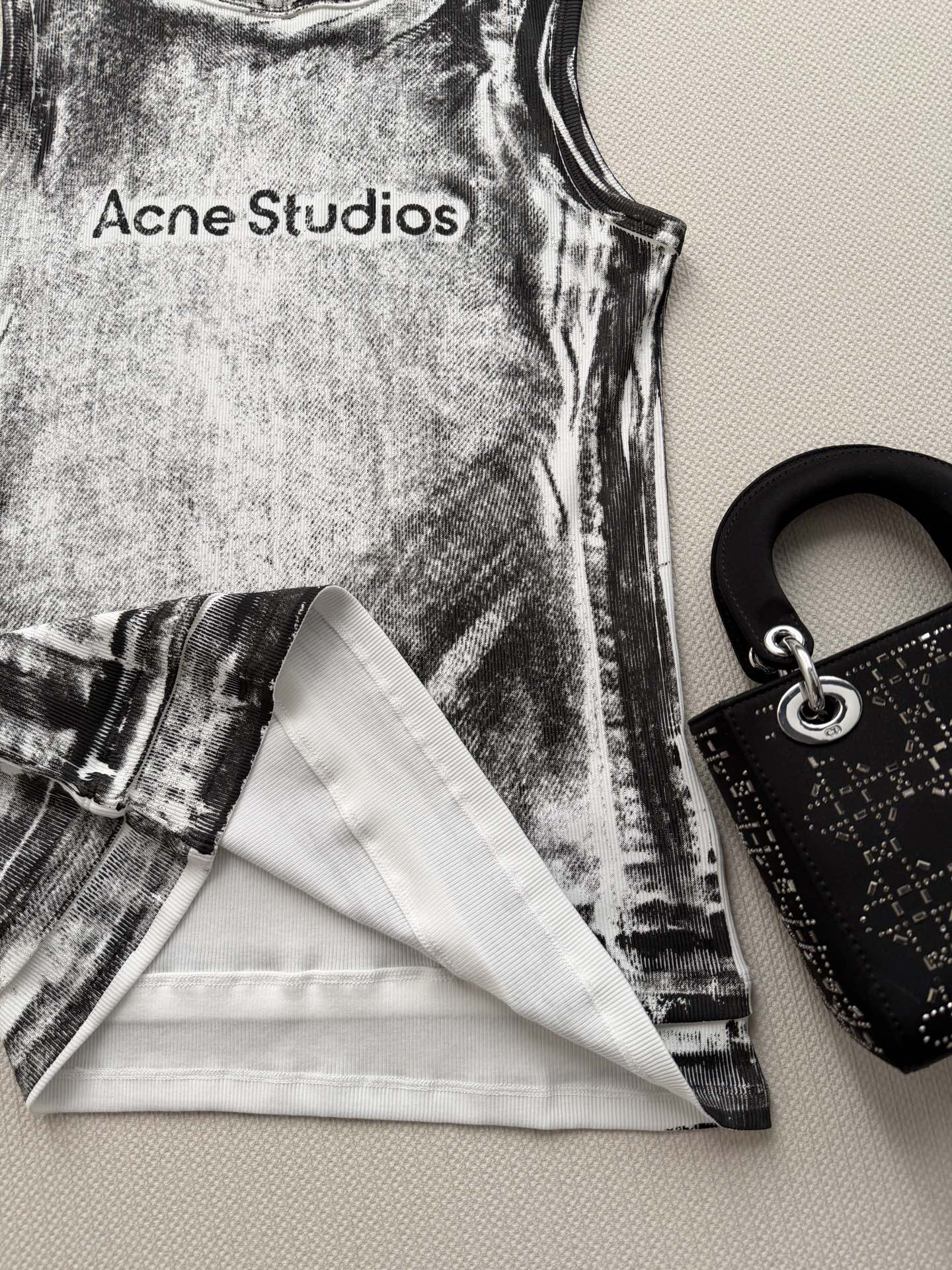 Acne Studios🆕这款做旧背心，采用精棉纱线，柔软亲肤又透气，弹力十足，穿着超舒适！浅棕+银灰晕