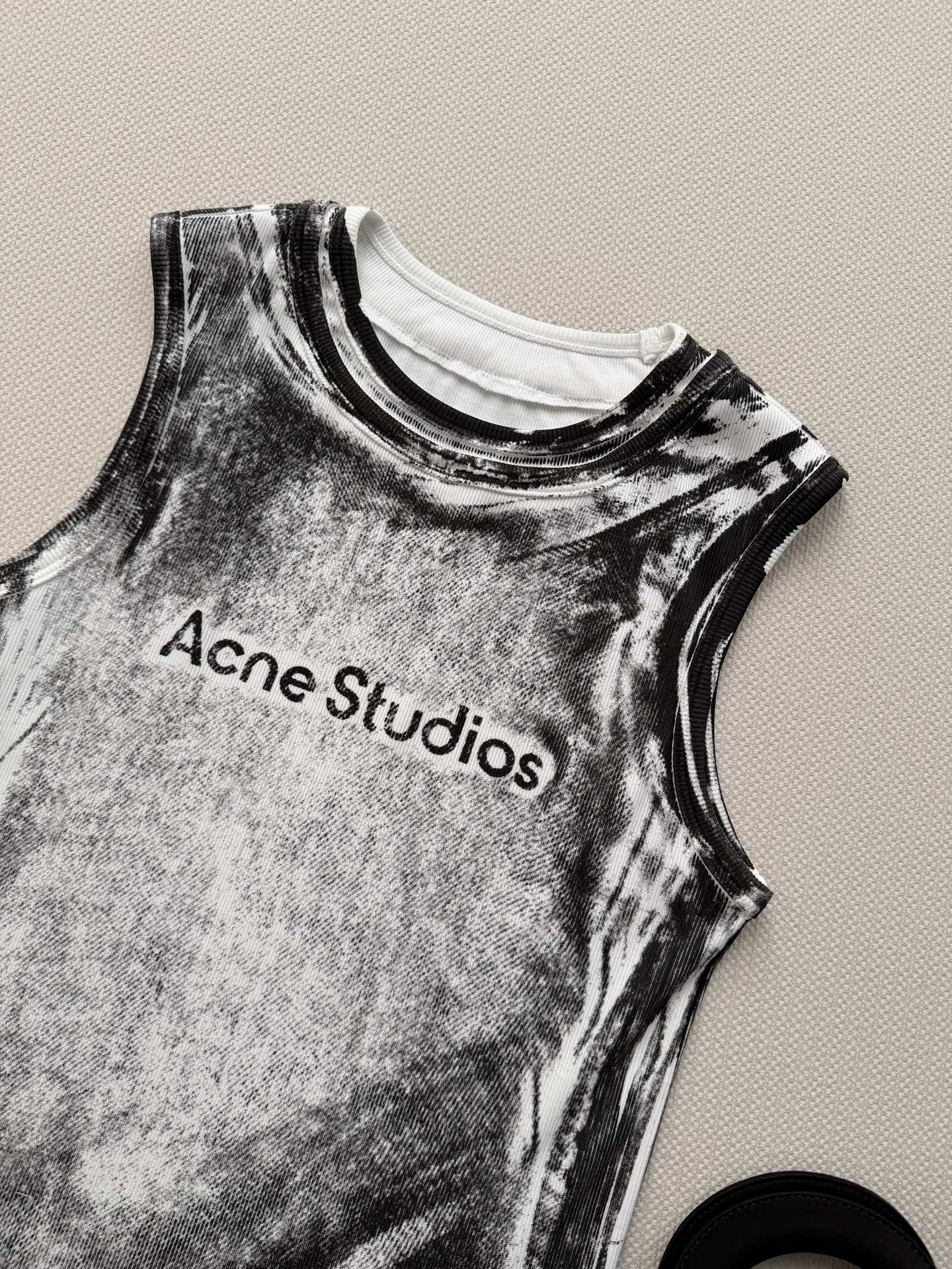 Acne Studios🆕这款做旧背心，采用精棉纱线，柔软亲肤又透气，弹力十足，穿着超舒适！浅棕+银灰晕