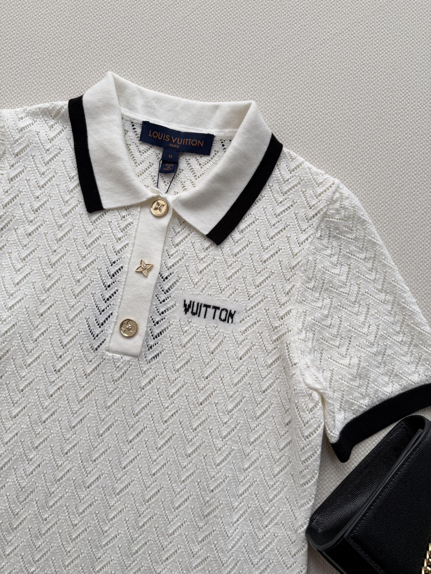 LouisVuitto*🆕白色针织Polo衫，经典Vuitton字母+黑色边饰，简约又有辨识度！针织面料