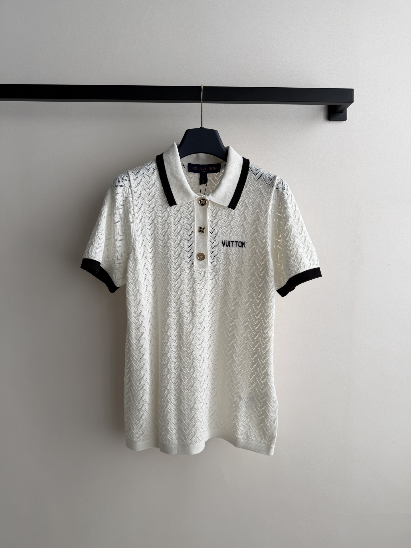 LouisVuitto*🆕白色针织Polo衫，经典Vuitton字母+黑色边饰，简约又有辨识度！针织面料