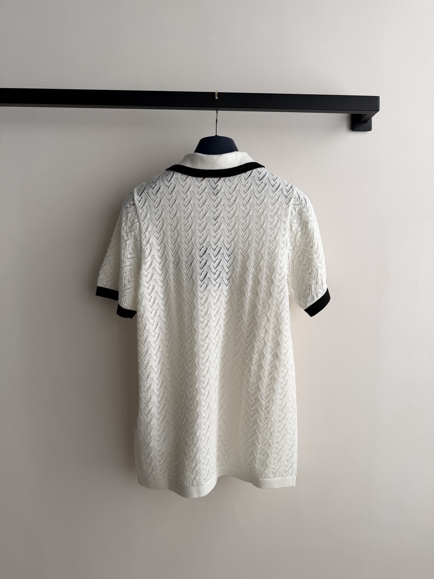 LouisVuitto*🆕白色针织Polo衫，经典Vuitton字母+黑色边饰，简约又有辨识度！针织面料