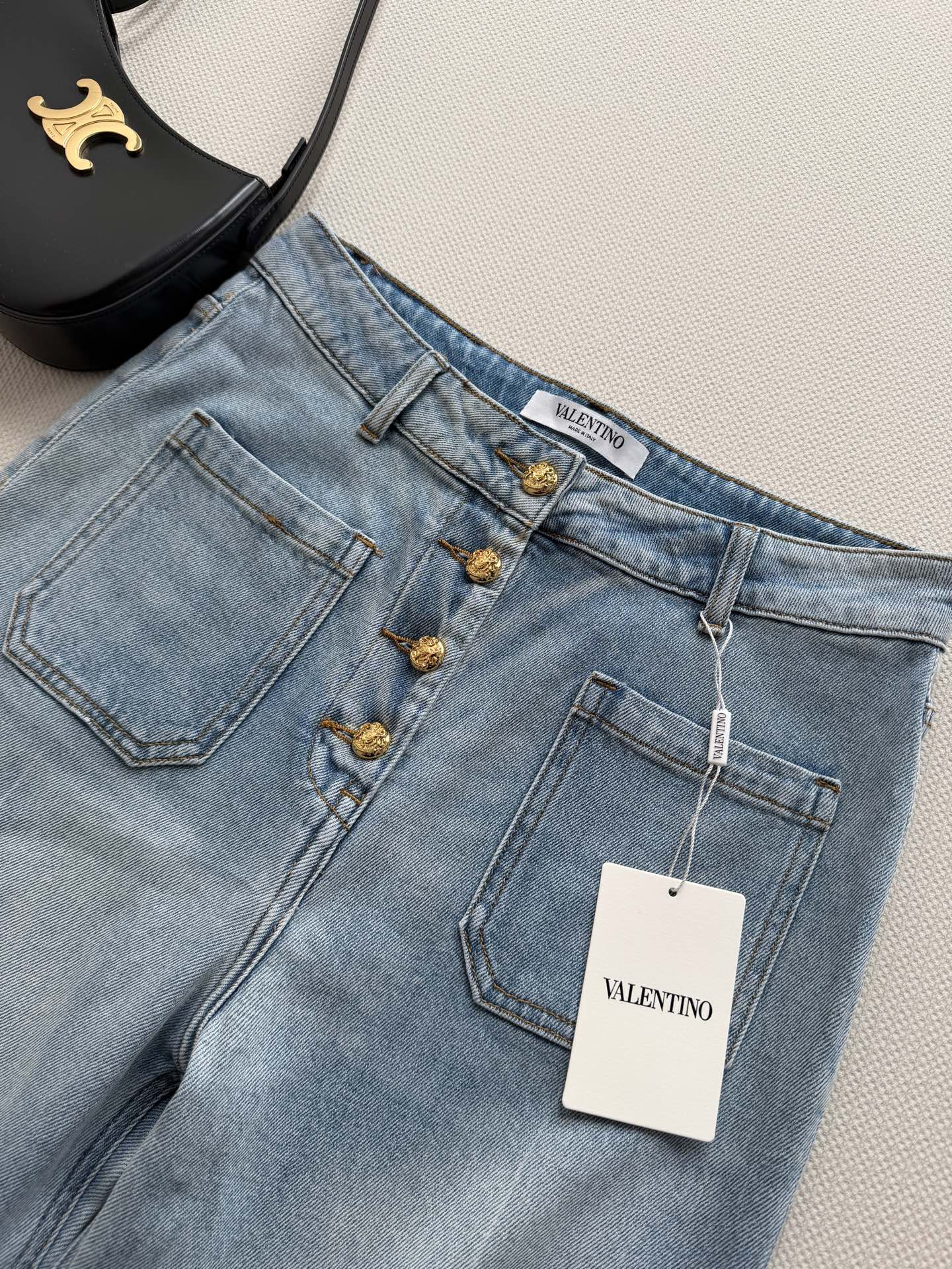 Valentin*🆕VT纽扣口袋直筒长裤浅蓝水洗牛仔色做了柔和的渐变磨白效果整体色调清爽干净自带复古做旧