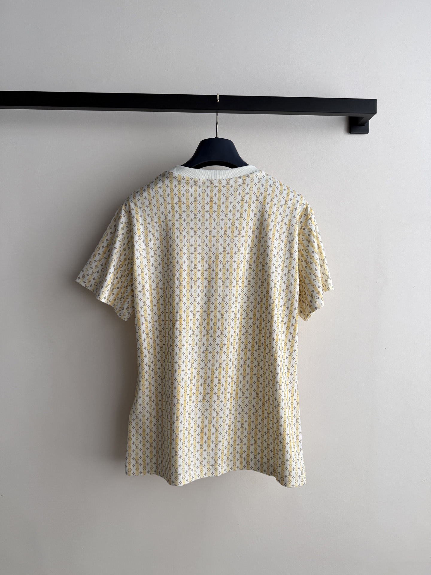 LouisVuitto*🆕春夏新款老花拼色条纹短袖T恤，经典Monogram图案+白色底色，黄色条纹点缀