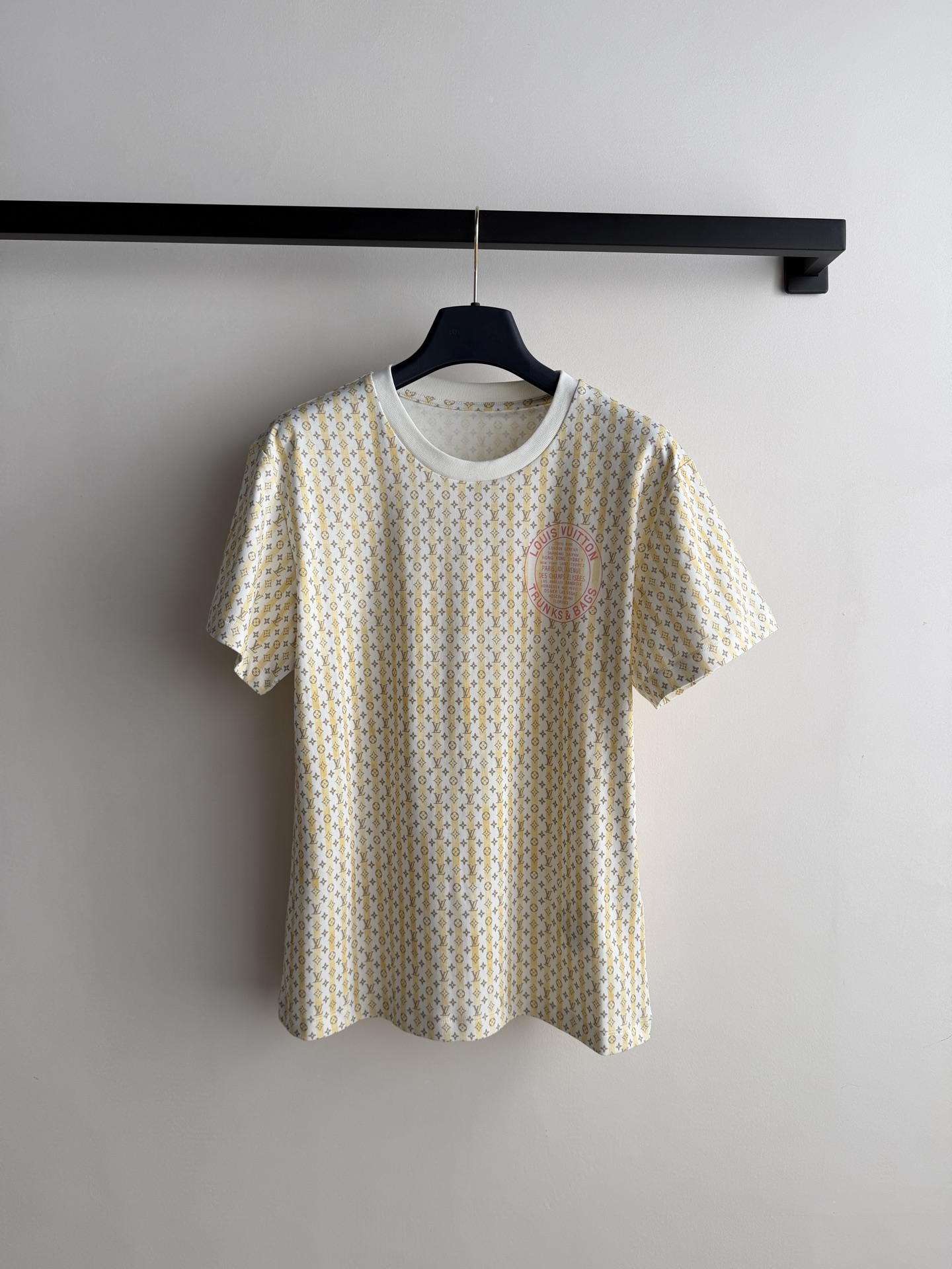 LouisVuitto*🆕春夏新款老花拼色条纹短袖T恤，经典Monogram图案+白色底色，黄色条纹点缀