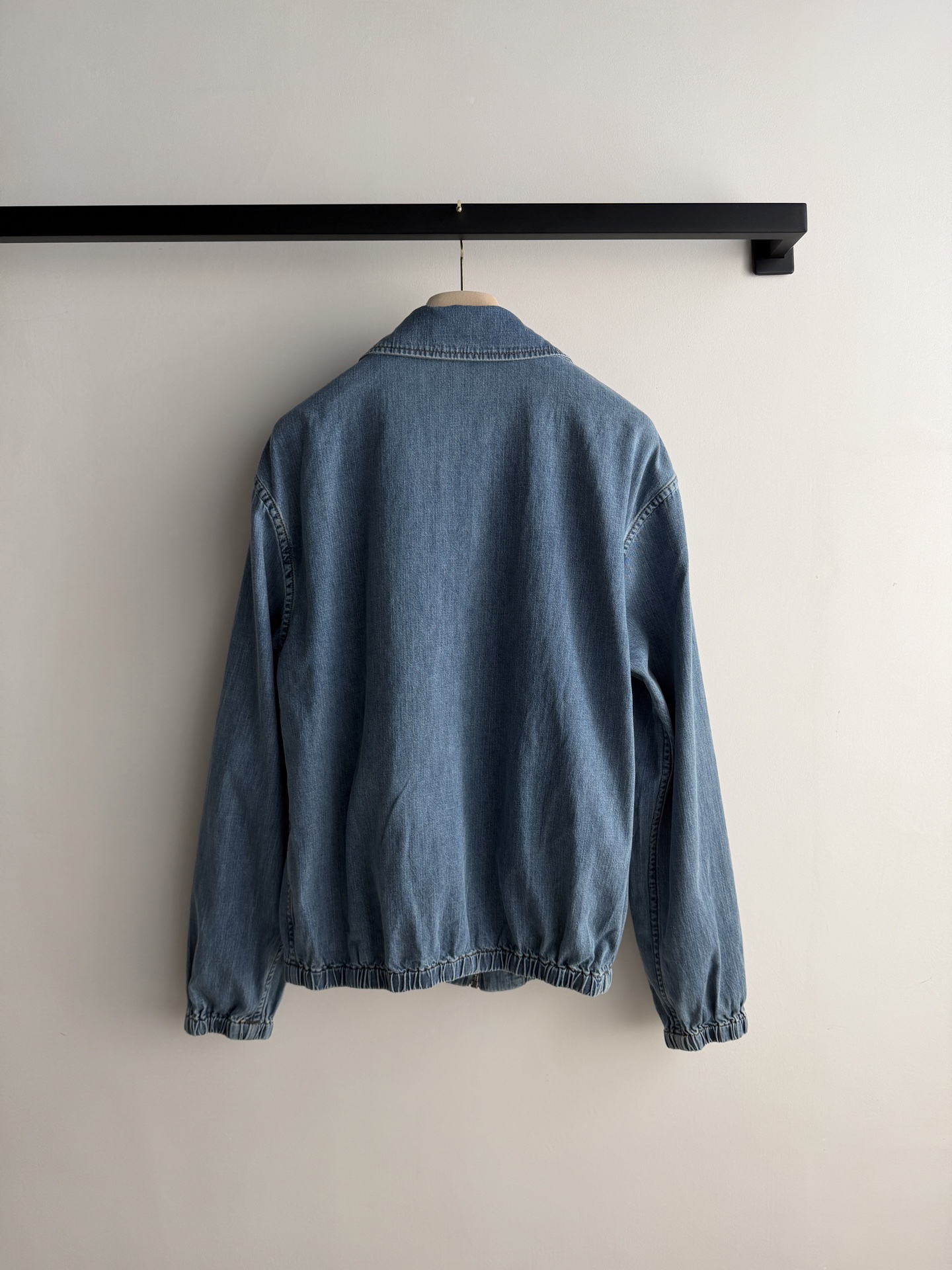 𝐌𝐢𝐮𝐌𝐢*🆕26new🪄撞色刺绣字母渐变洗水翻领软牛仔外套💙💙💙经典水洗蓝上身自带复古高级腔调，穿着舒