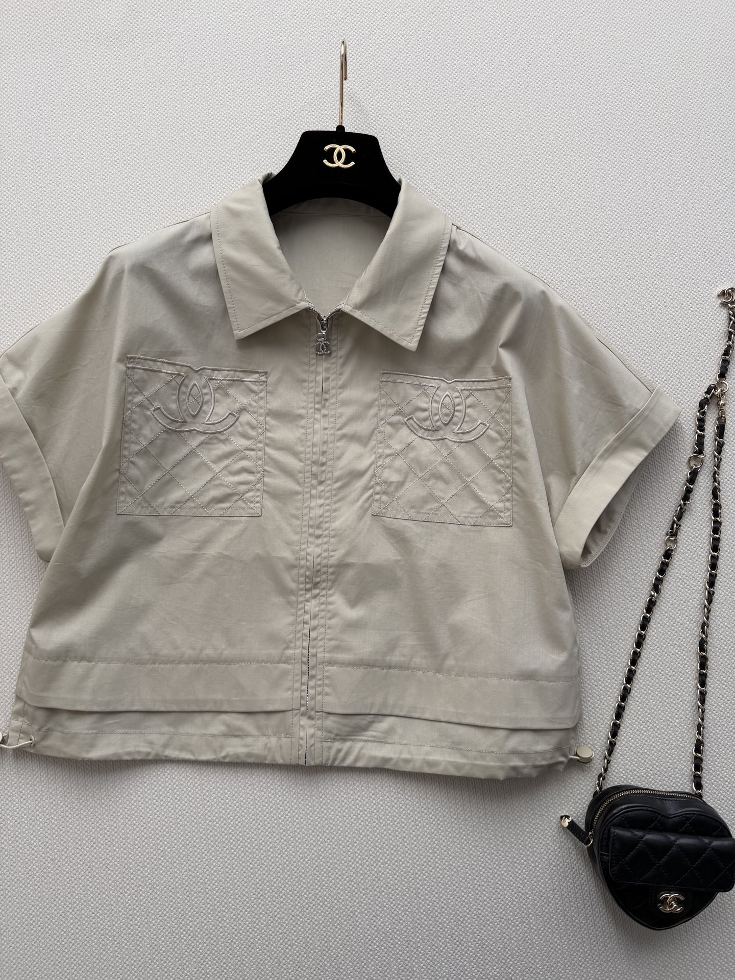 Chane*🆕26SS新款短袖拉链衬衫，采用轻薄透气面料，夏天穿超适合舒服！翻领+拉链设计，穿脱方便又利