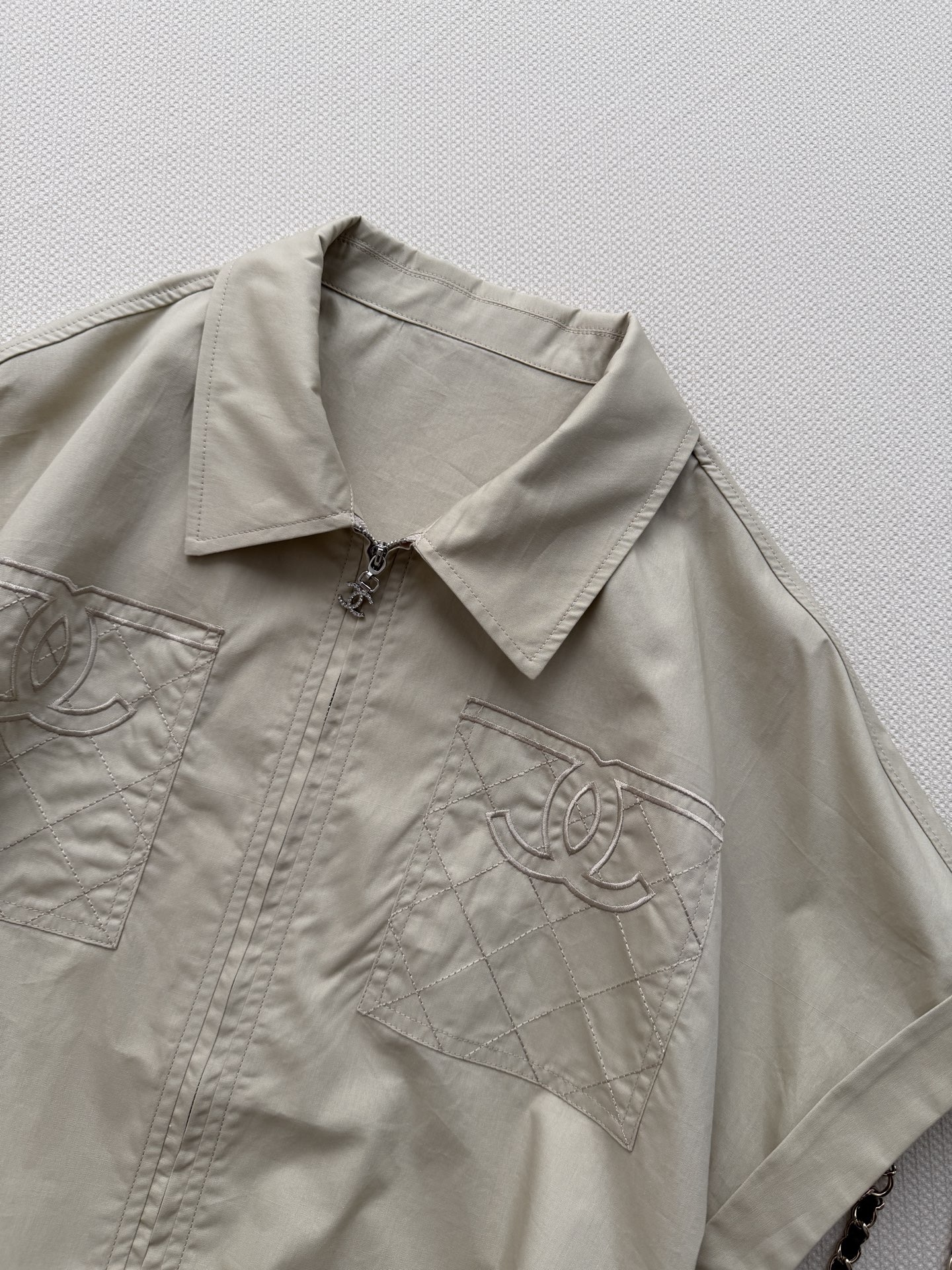 Chane*🆕26SS新款短袖拉链衬衫，采用轻薄透气面料，夏天穿超适合舒服！翻领+拉链设计，穿脱方便又利